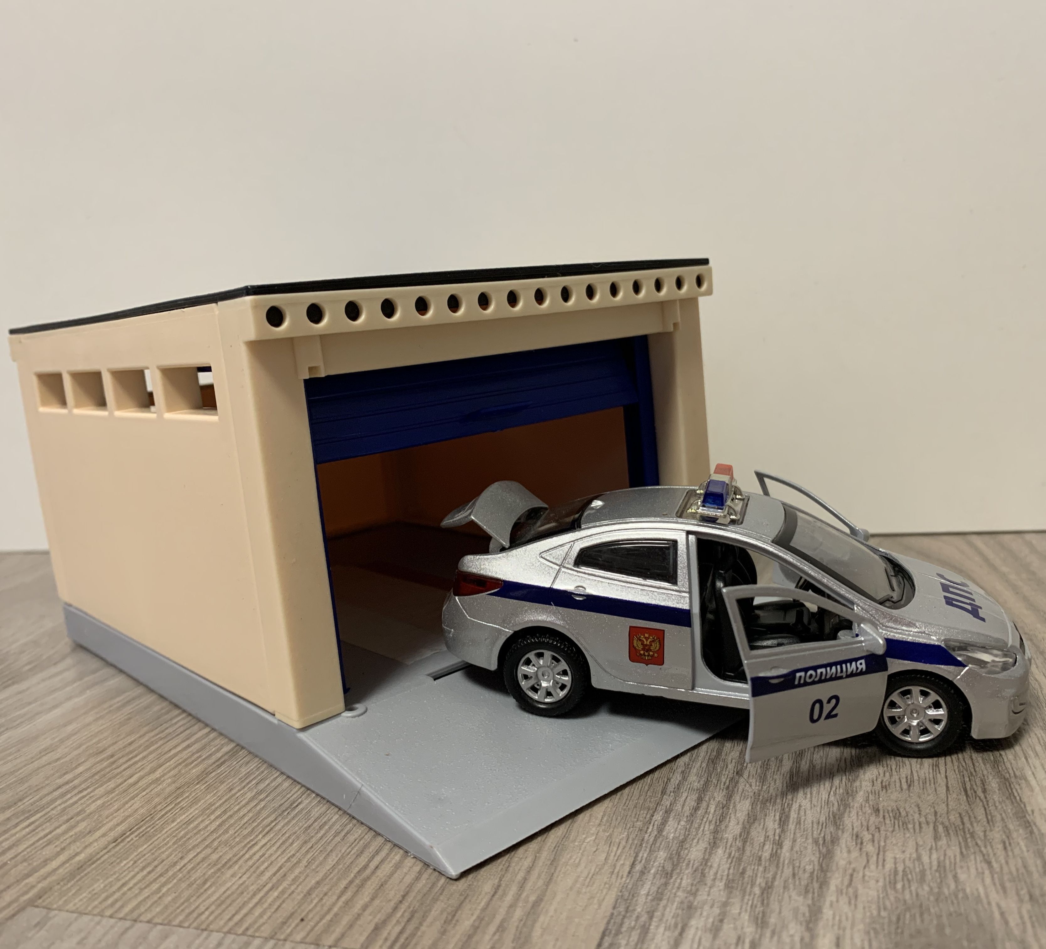 Гараж с подъемными воротами и машинка Полиция 12 см,