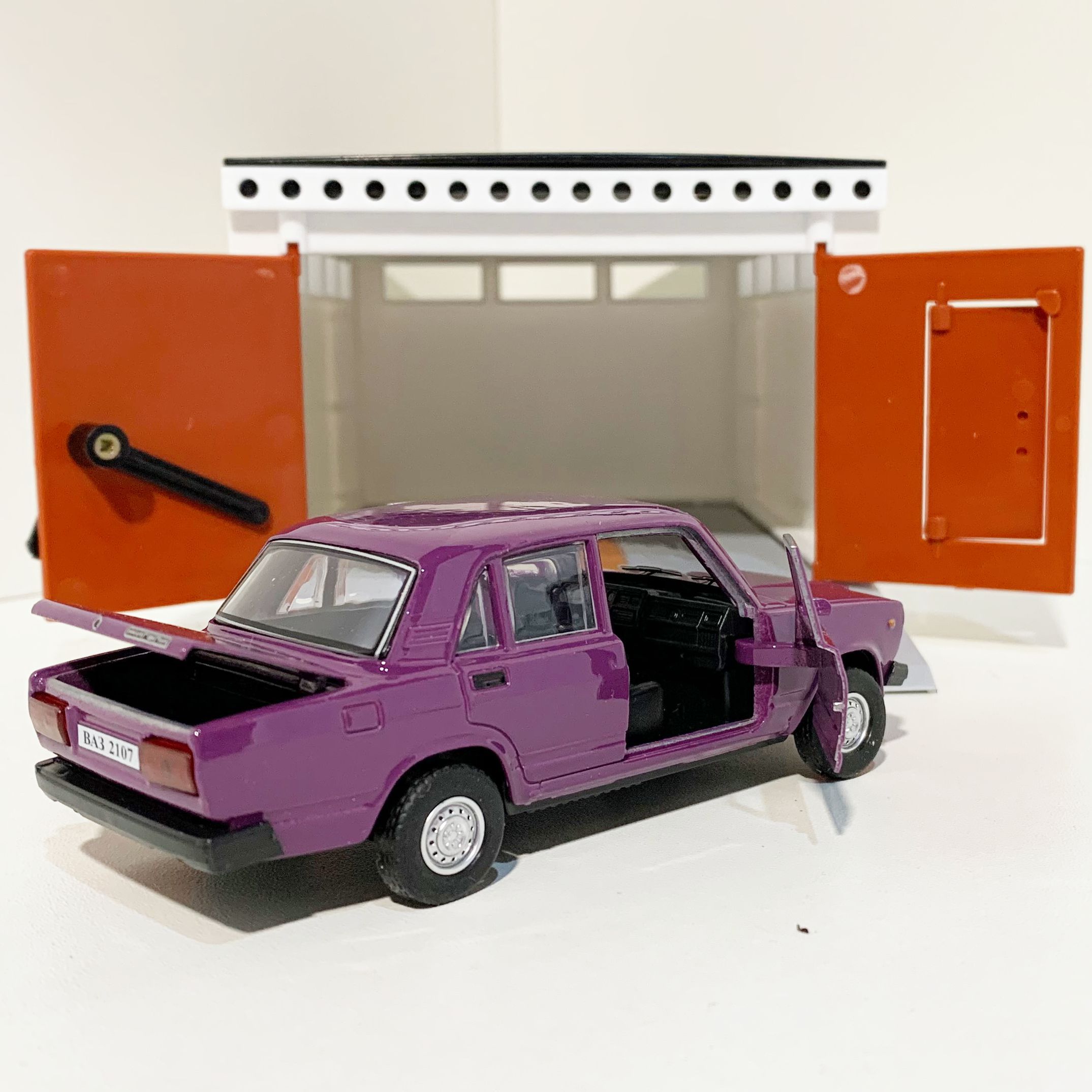 Гараж с распашными воротами и металлическая машинка 12 см модель ВАЗ 2107 инерция, 2 откр. двери и багажник - баклажан