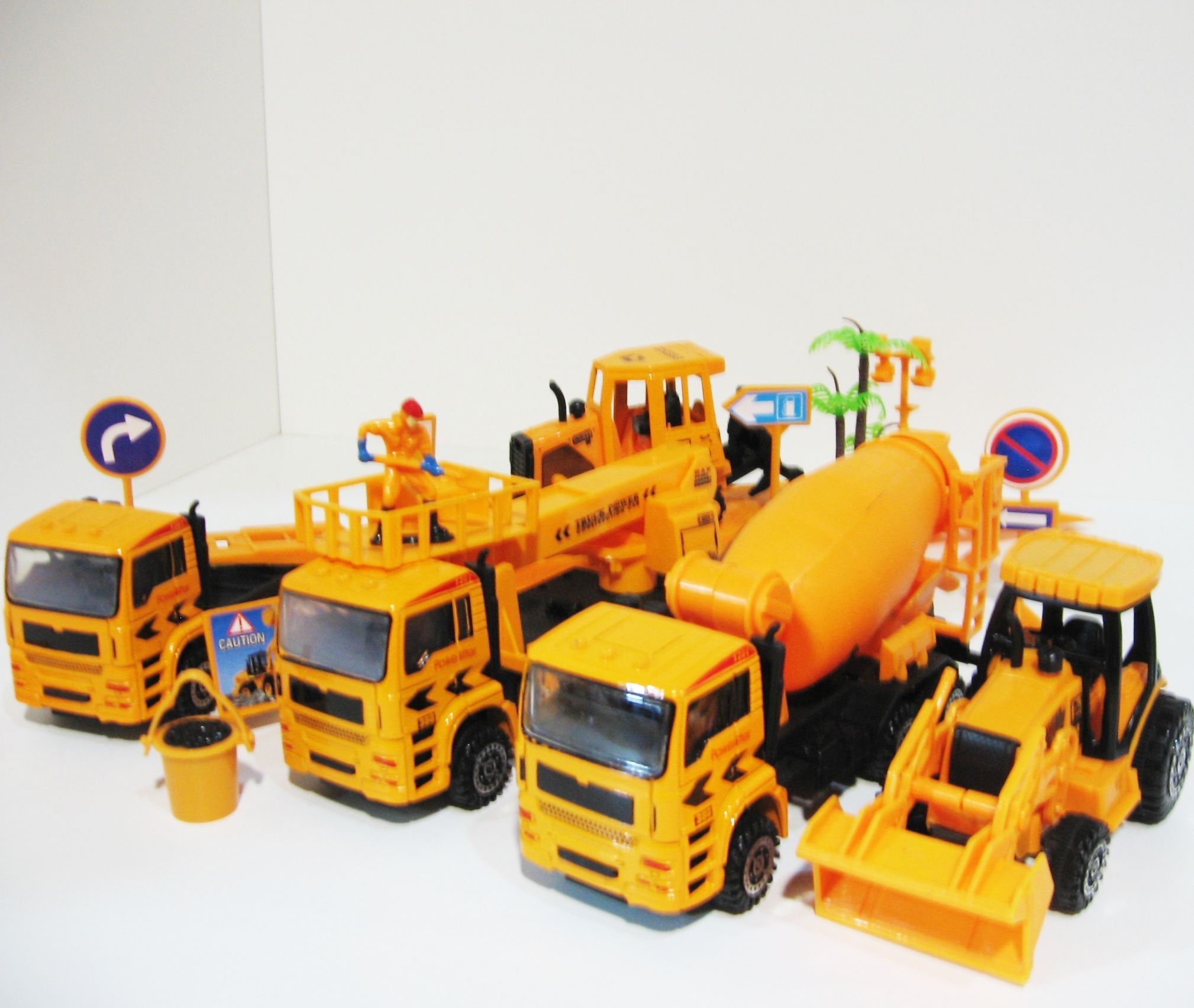 Набор из 5-ти машинок с металлическими кабинами 10-12 см и строительной техники для песочницы бетономешалка, автовышка, погрузчик, бульдозер, тягач с аксессуарами и человечками