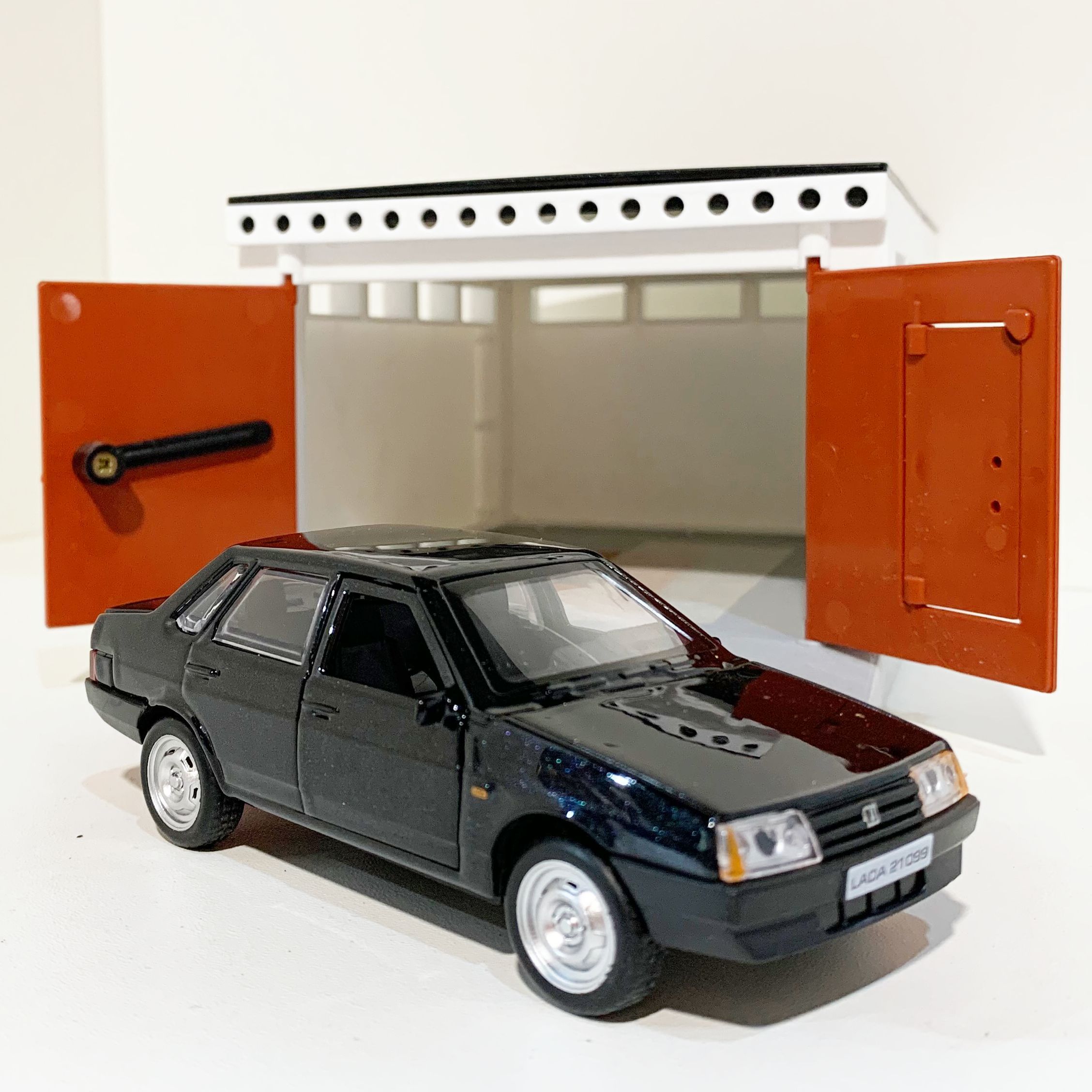 Ретро гараж на 2 машинки - металлическая машинка игрушка модель LADA 21099 черная