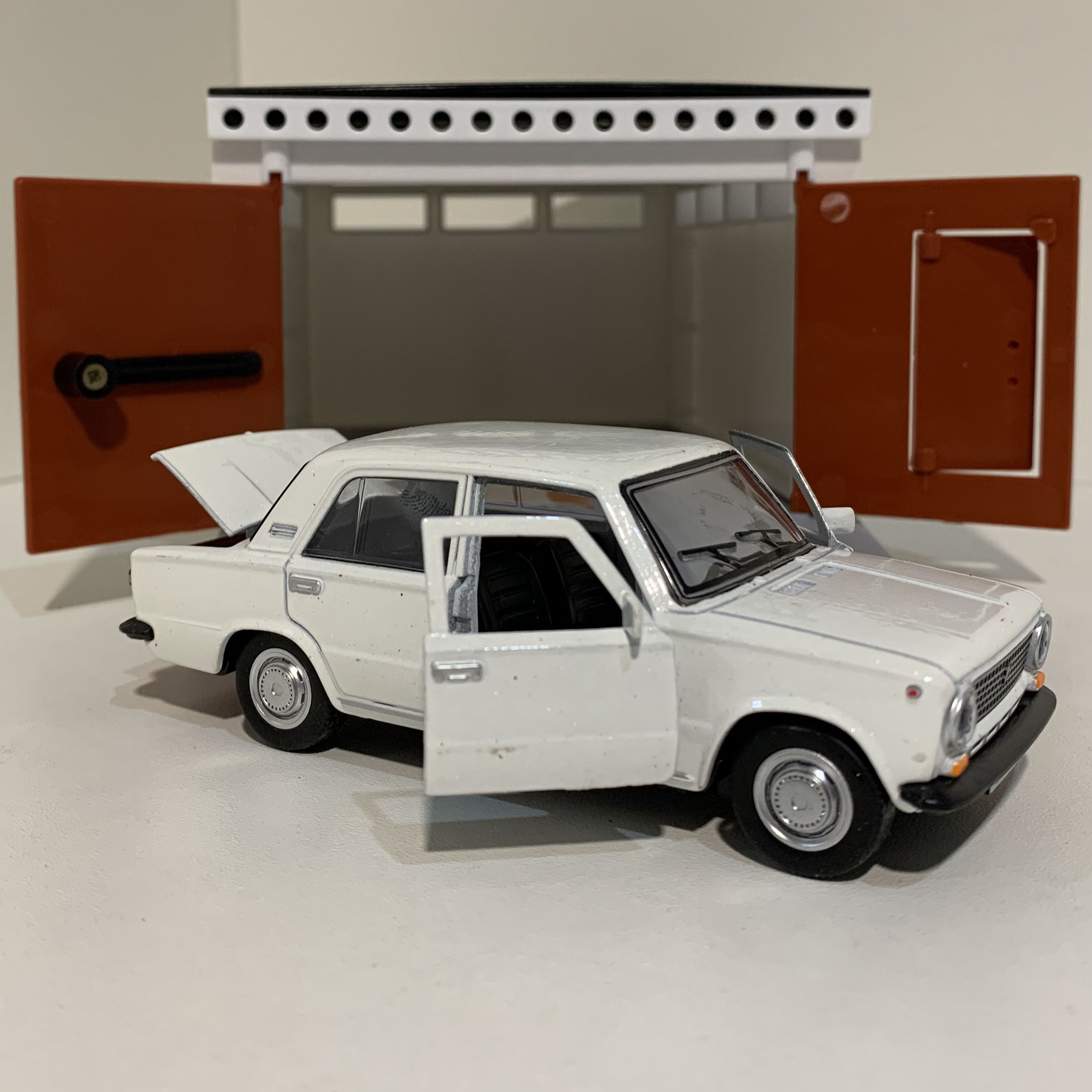 Гараж с распашными воротами и металлическая машинка модель ВАЗ 2101 инерция, 2 откр. двери и багажник - белая