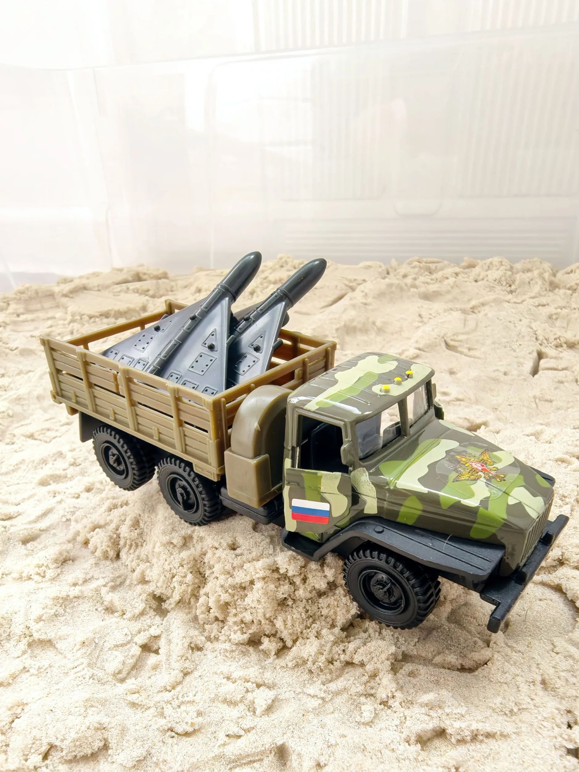 Игрушечные самолеты беспилотники дроны - 2 шт. в кузове военного грузовика Урал