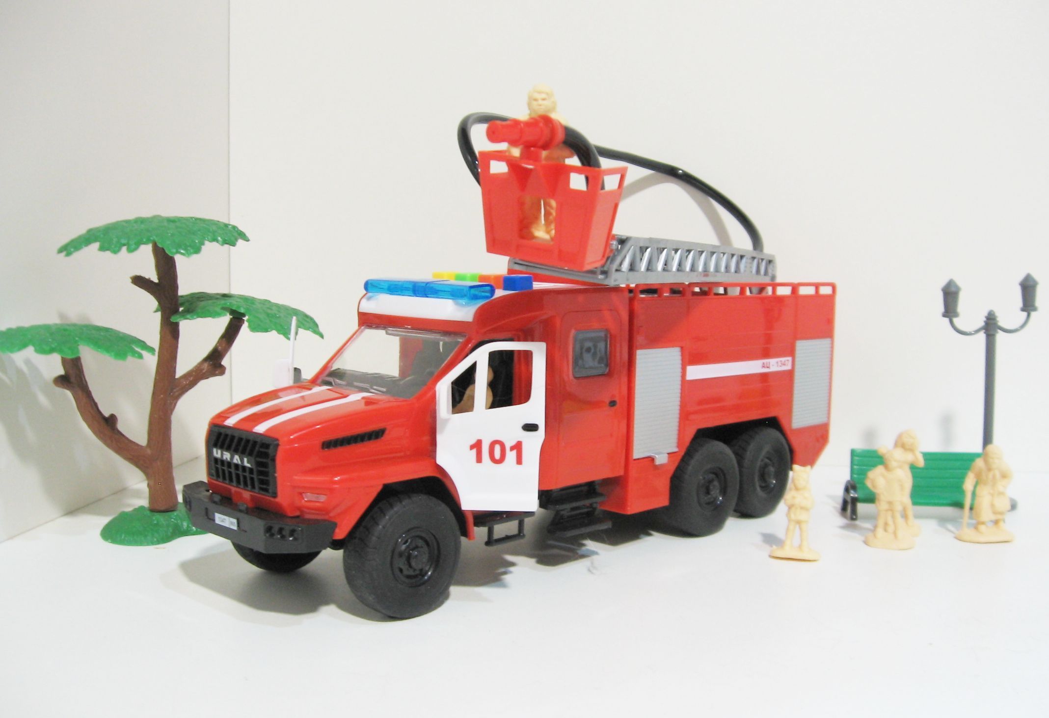 Пожарная машина 28 см с водой, насосом, цистерной и 6-ю фигурками людей -свет, звук, инерция