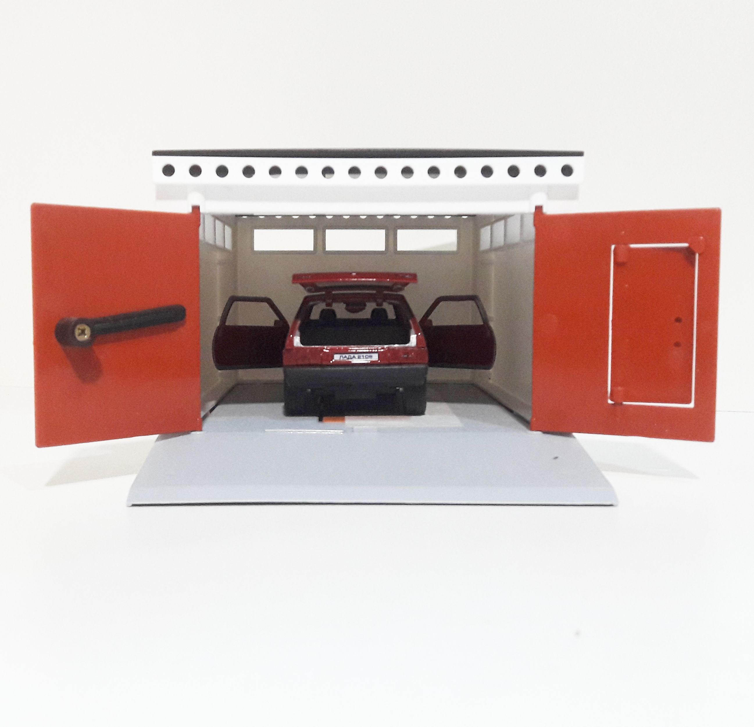 Гараж разборный и металлическая машинка 12 см с инерционным механизмом и открывающимися дверями вишневая