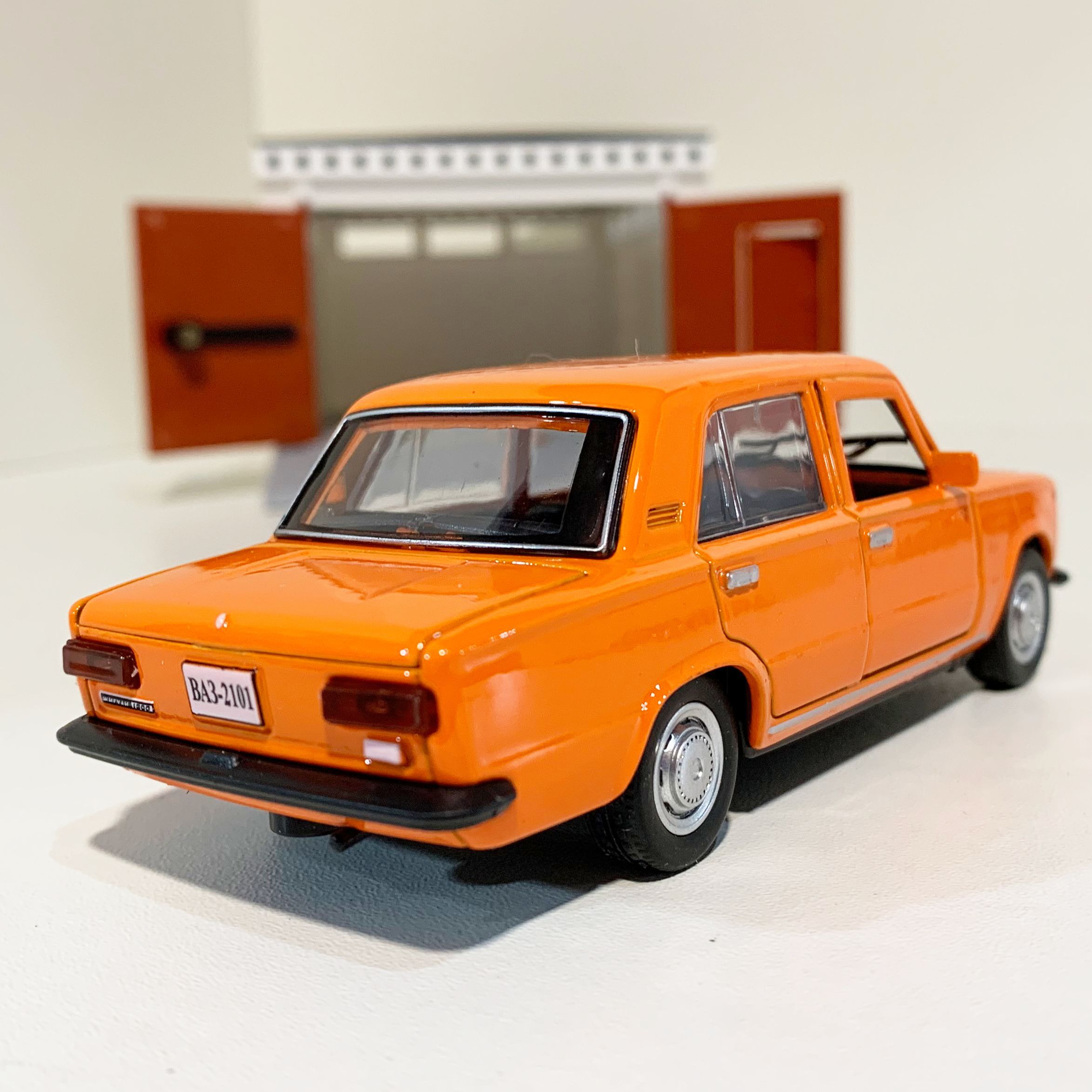 Гараж с распашными воротами и металлическая машинка 12 см модель ВАЗ 2101 инерция, 2 откр. двери и багажник - оранжевая