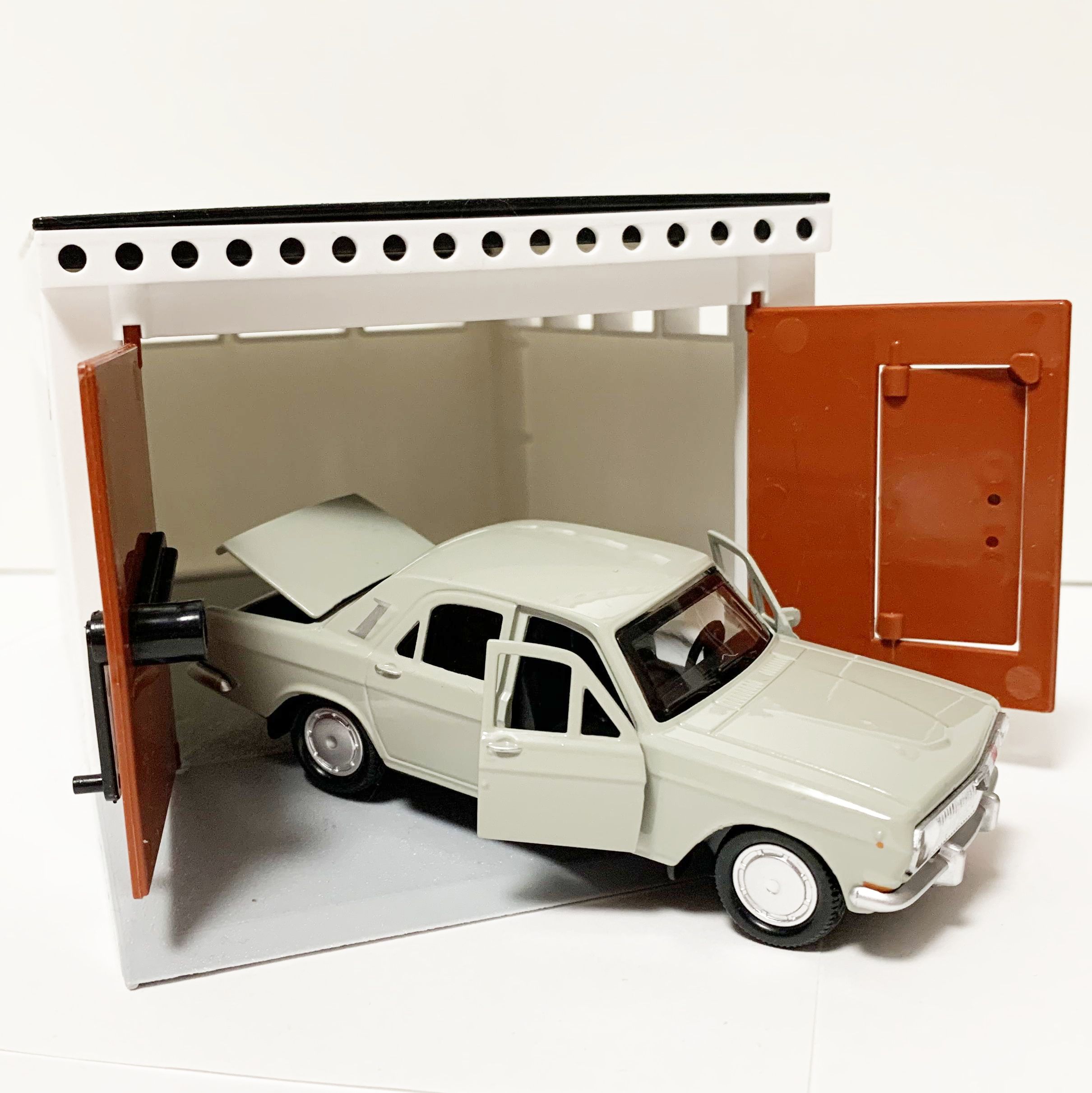 Гаражный бокс с распашными воротами и металлическая инерционная машинка Волга 2401 седан с открывающимися дверями 12 см - серая