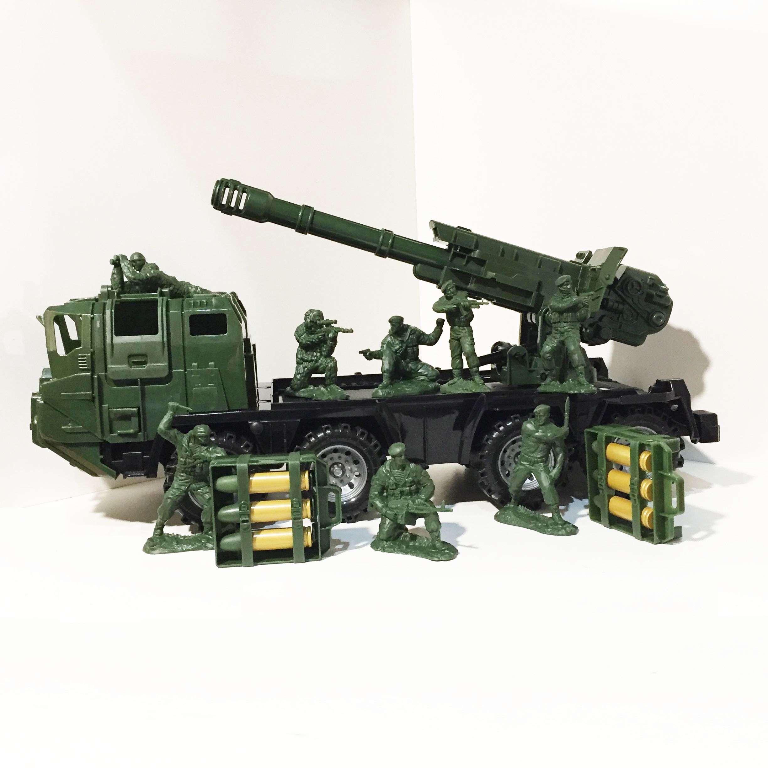 Игрушечная большая стреляющая военная пушка - самоходная артиллерийская установка с набором из 8-ми крупных солдатиков