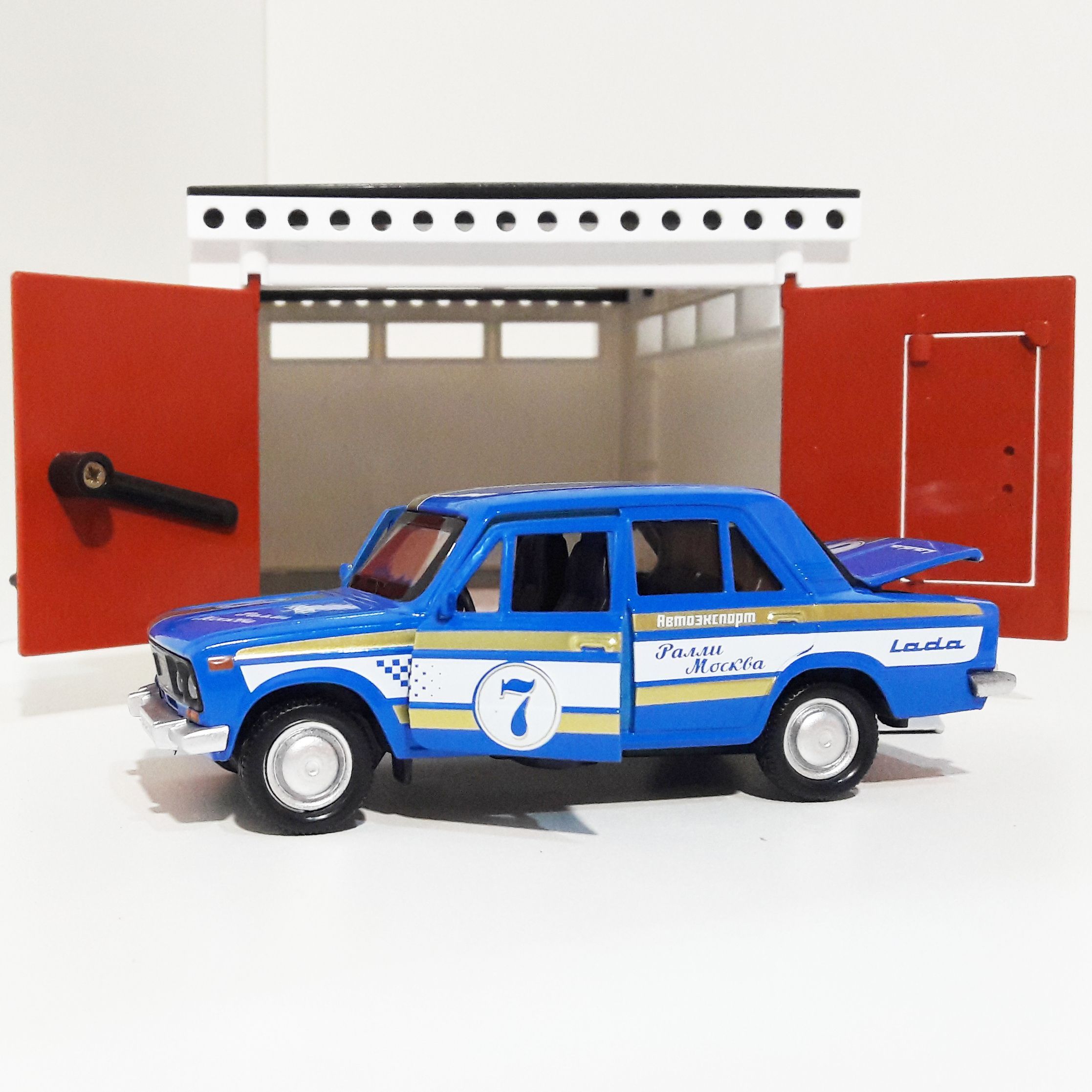 Гараж с распашными воротами и машинка ВАЗ 2106 СПОРТ синяя - звук, металл, инерция, открытие дверей, багажника
