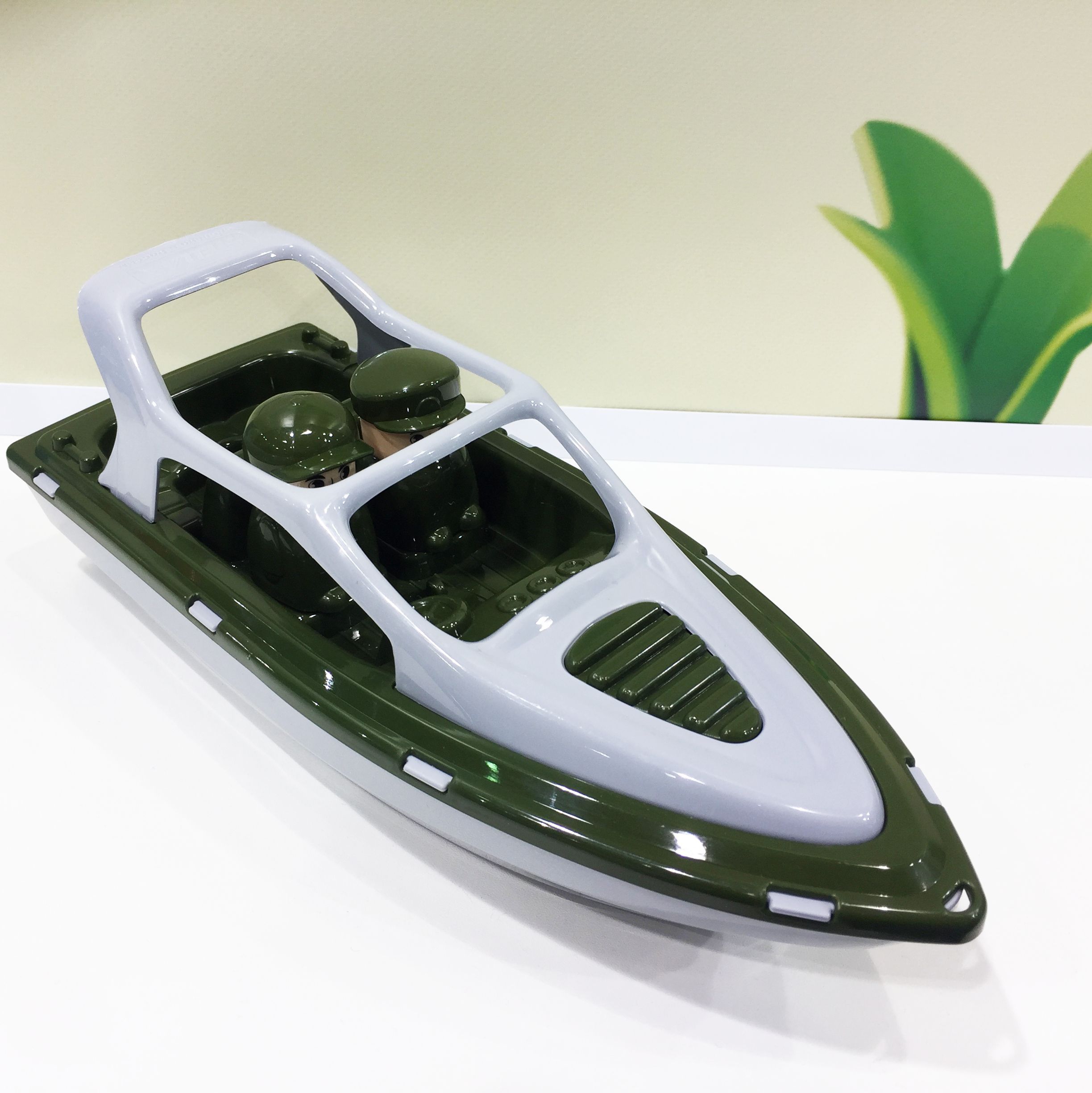 Игрушечный военный катер 28 см с 2-мя человечками - для купания в ванной