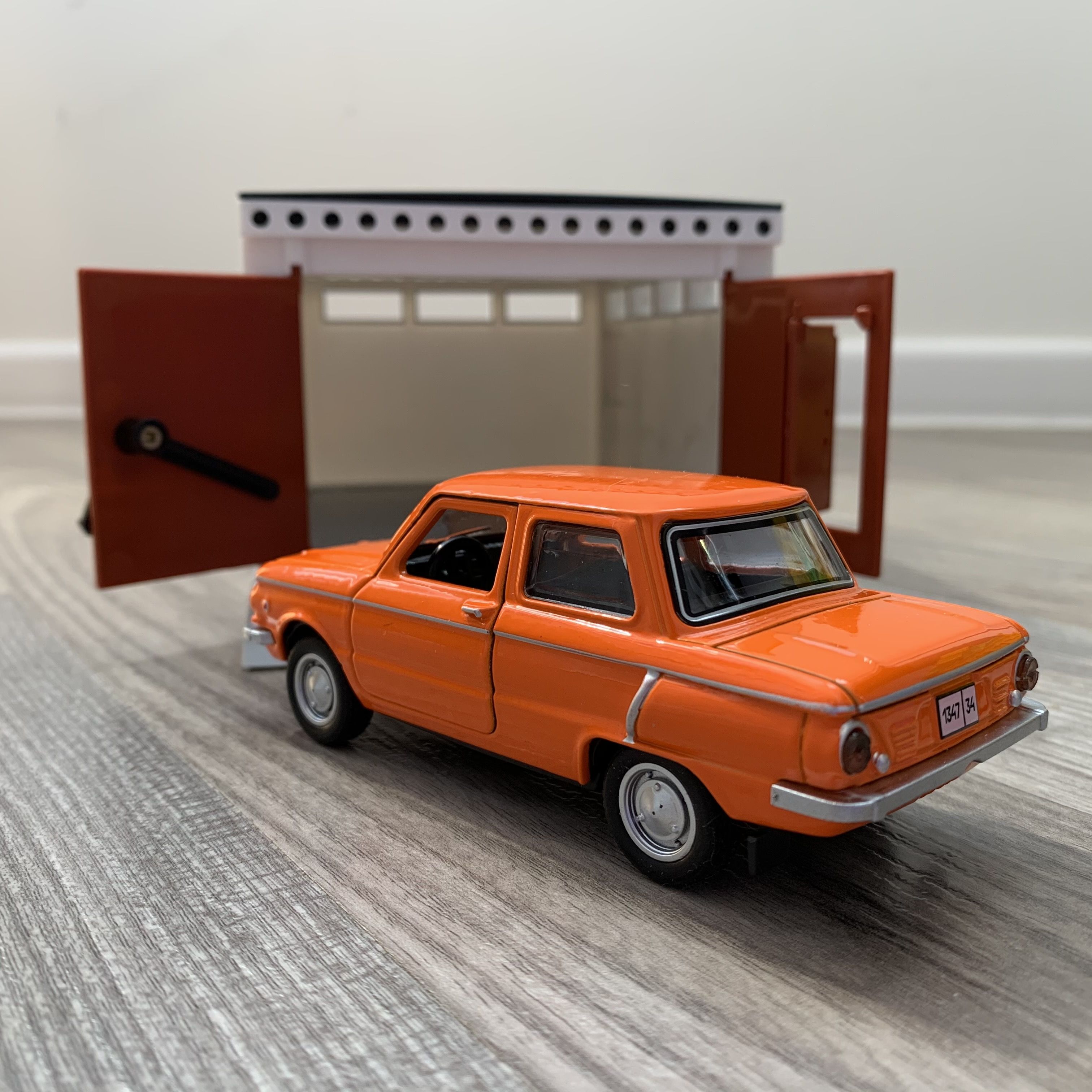 Гараж с распашными воротами и металлическая машинка 12 см модель Запорожец ЗАЗ-968А инерция, открытие 2-х дверей, багажника - оранжевый