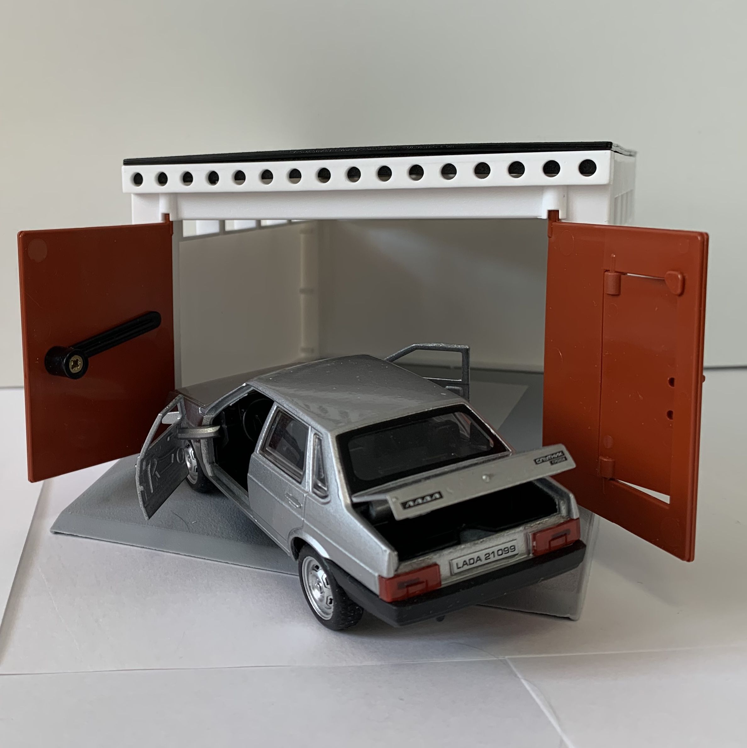 Металлическая машинка игрушка модель LADA 21099 СЕРЕБРИСТАЯ в ретро гараже с распашными воротами 21 см