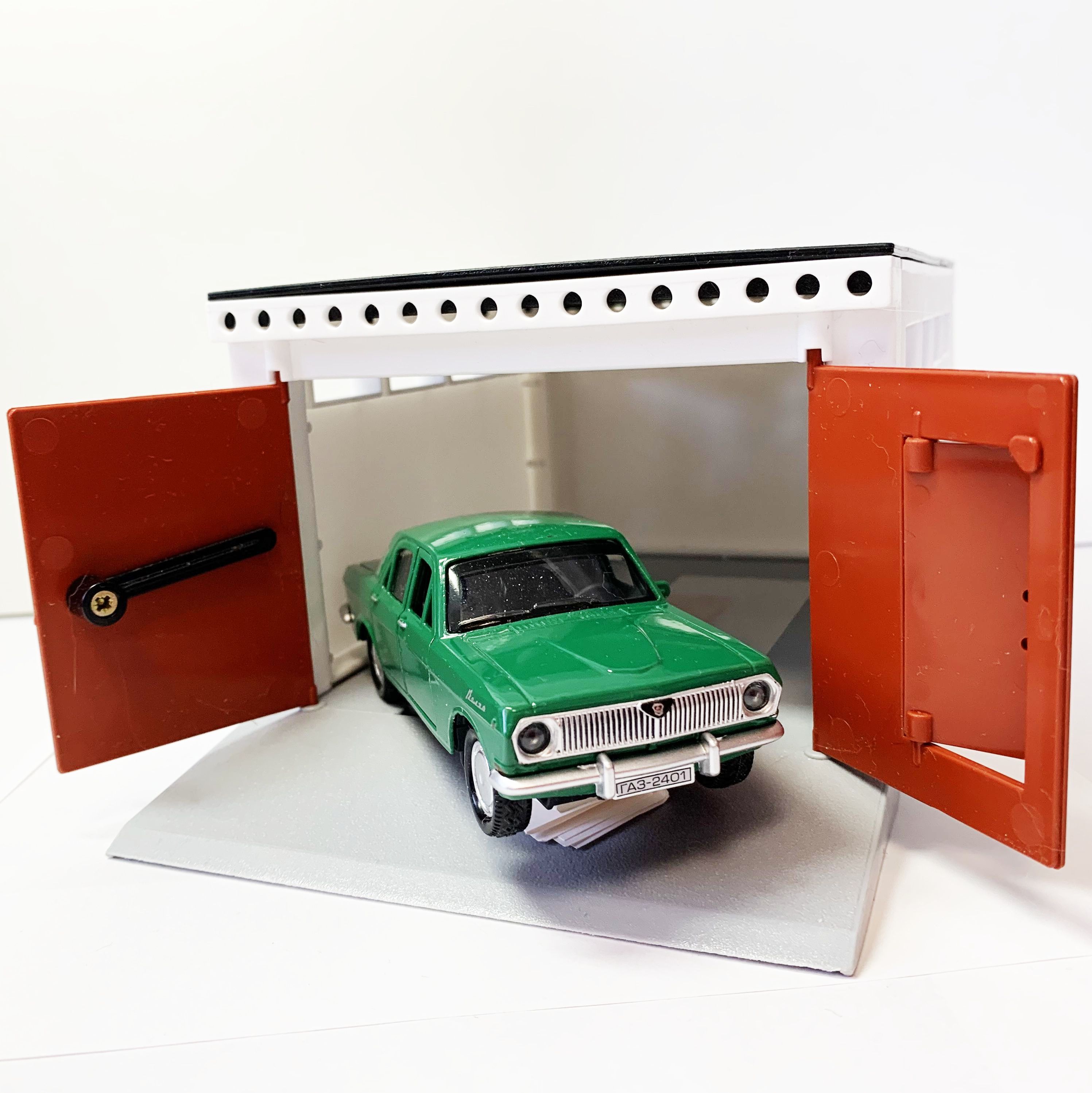 Гараж с распашными воротами и металлическая инерционная машинка зеленая Волга седан 2401 с открывающимися дверями 12 см