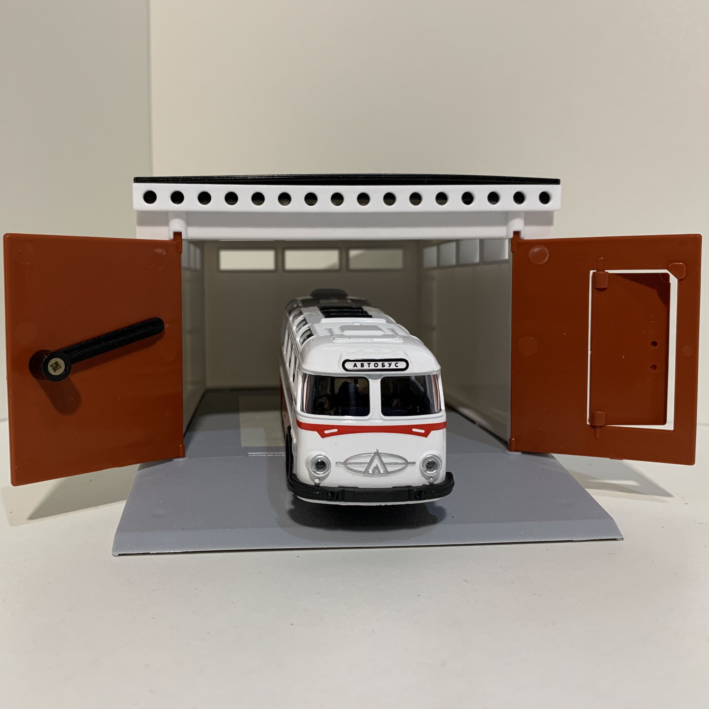 Детский гараж с распашными воротами и металлический инерционный ретро автобус ЛАЗ 695 красный