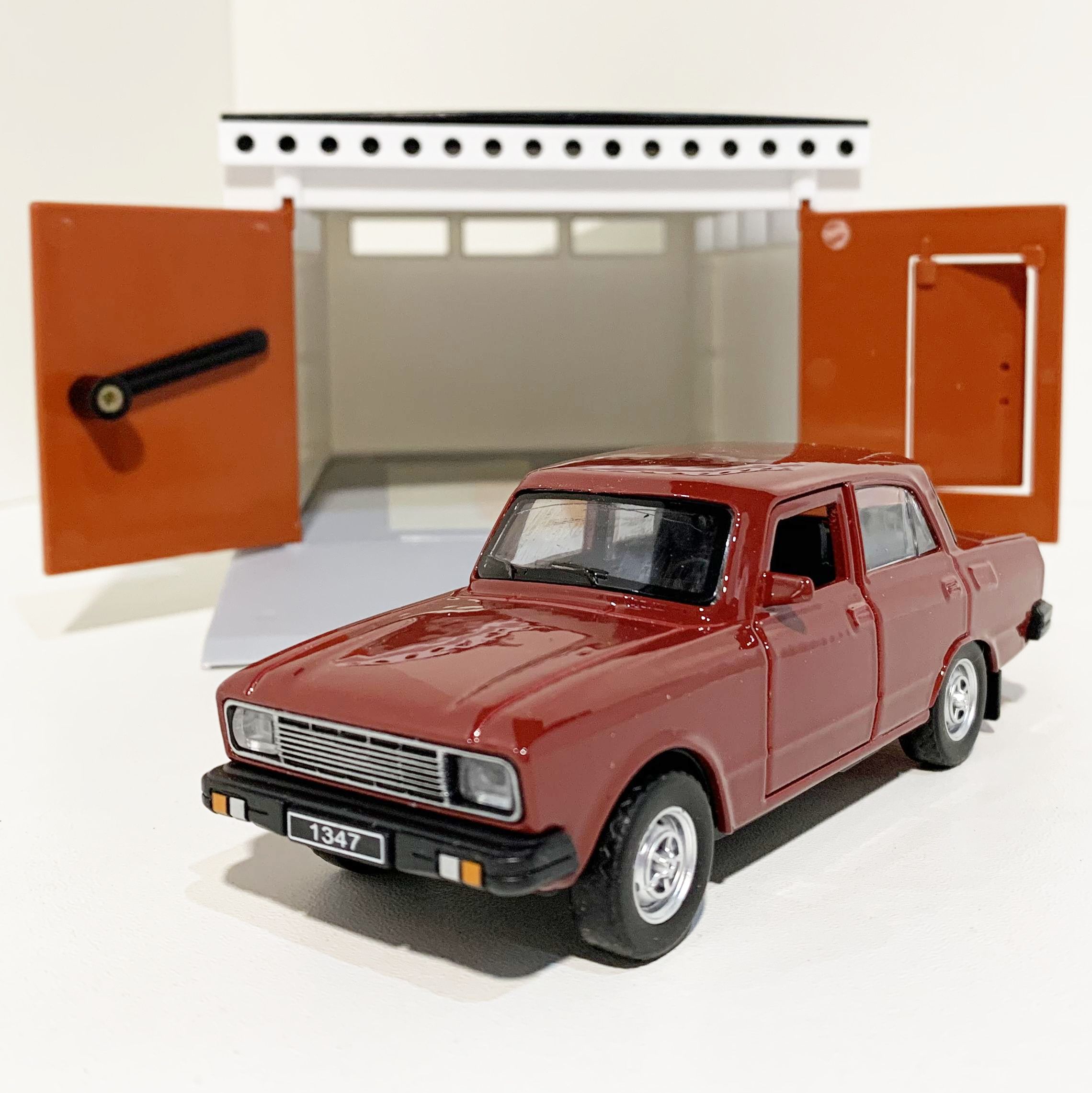 Гараж с распашными воротами и металлическая машинка модель Москвич-2140sl инерция, 2 откр. двери и багажник - вишневый