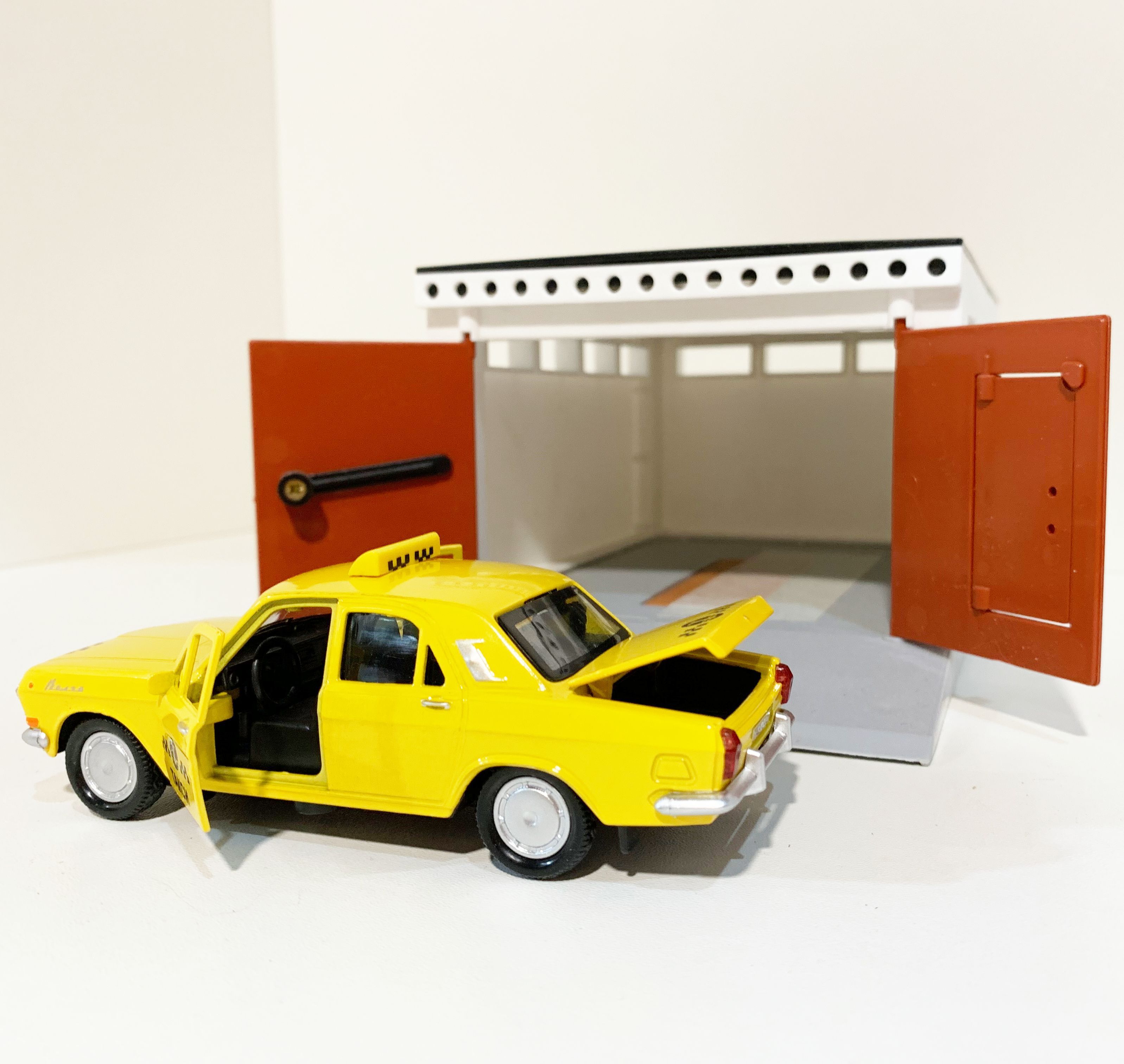 Гараж с распашными воротами и желтая Волга ГАЗ 2401 седан, метал., инерц., откр. дверей