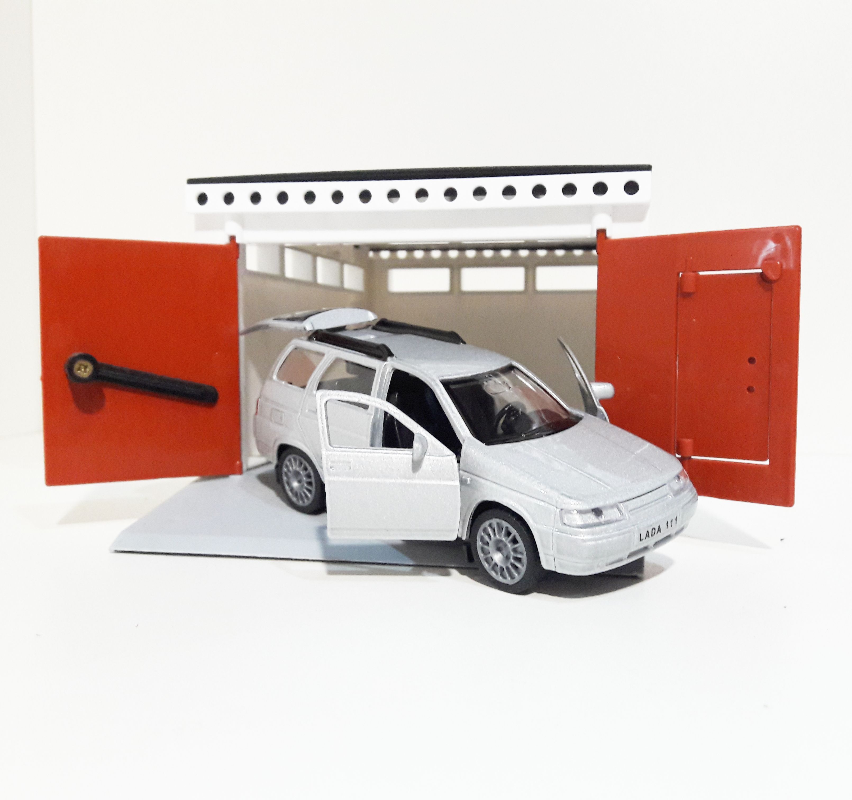 Гараж с распашными воротами и металлическая машинка универсал 2111 инерция, открывающиеся двери и багажник серебристая