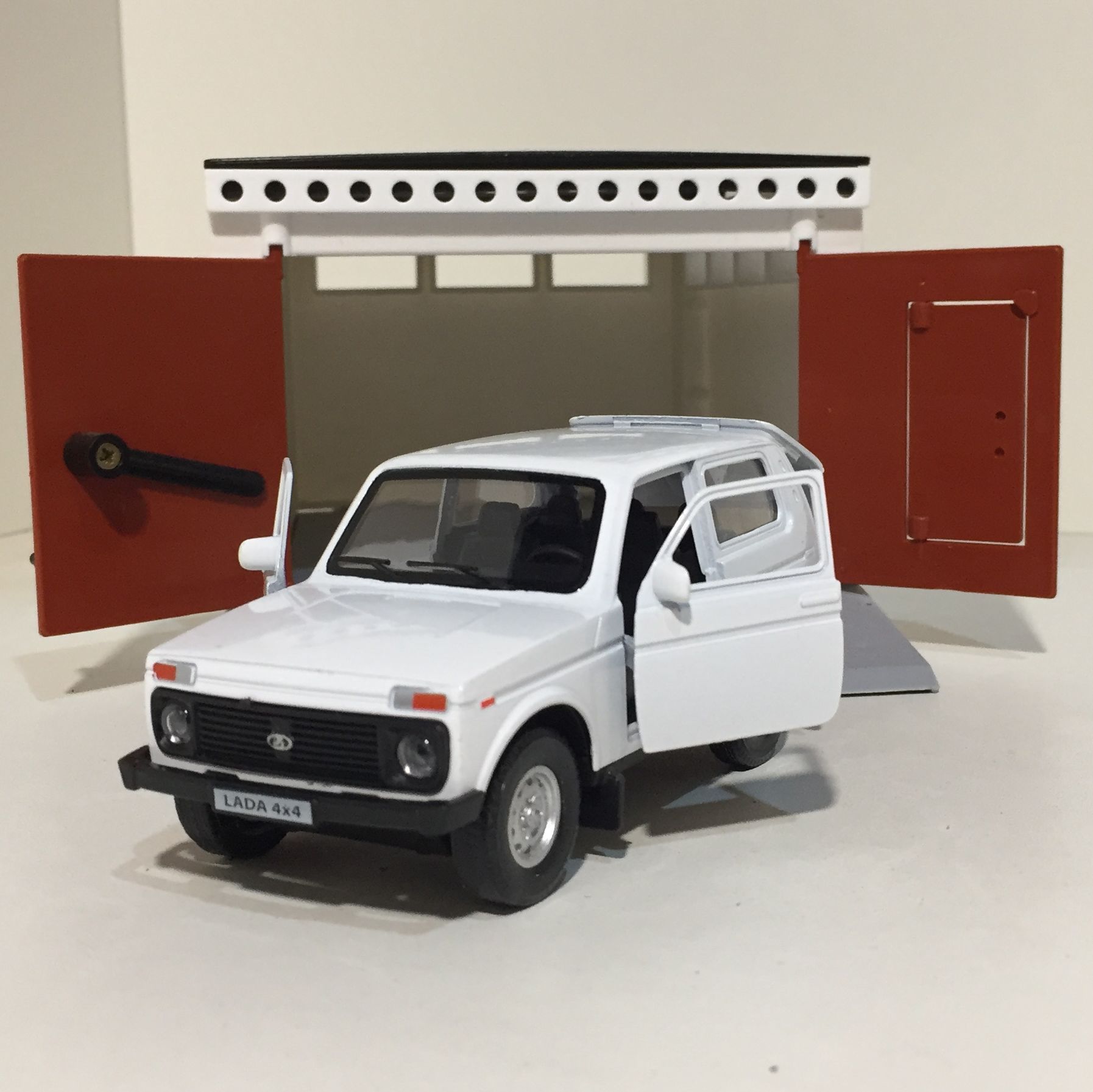 Гараж с распашными воротами - Lada Niva 2121 белая - металл, инерция, открытие дверей, багажника