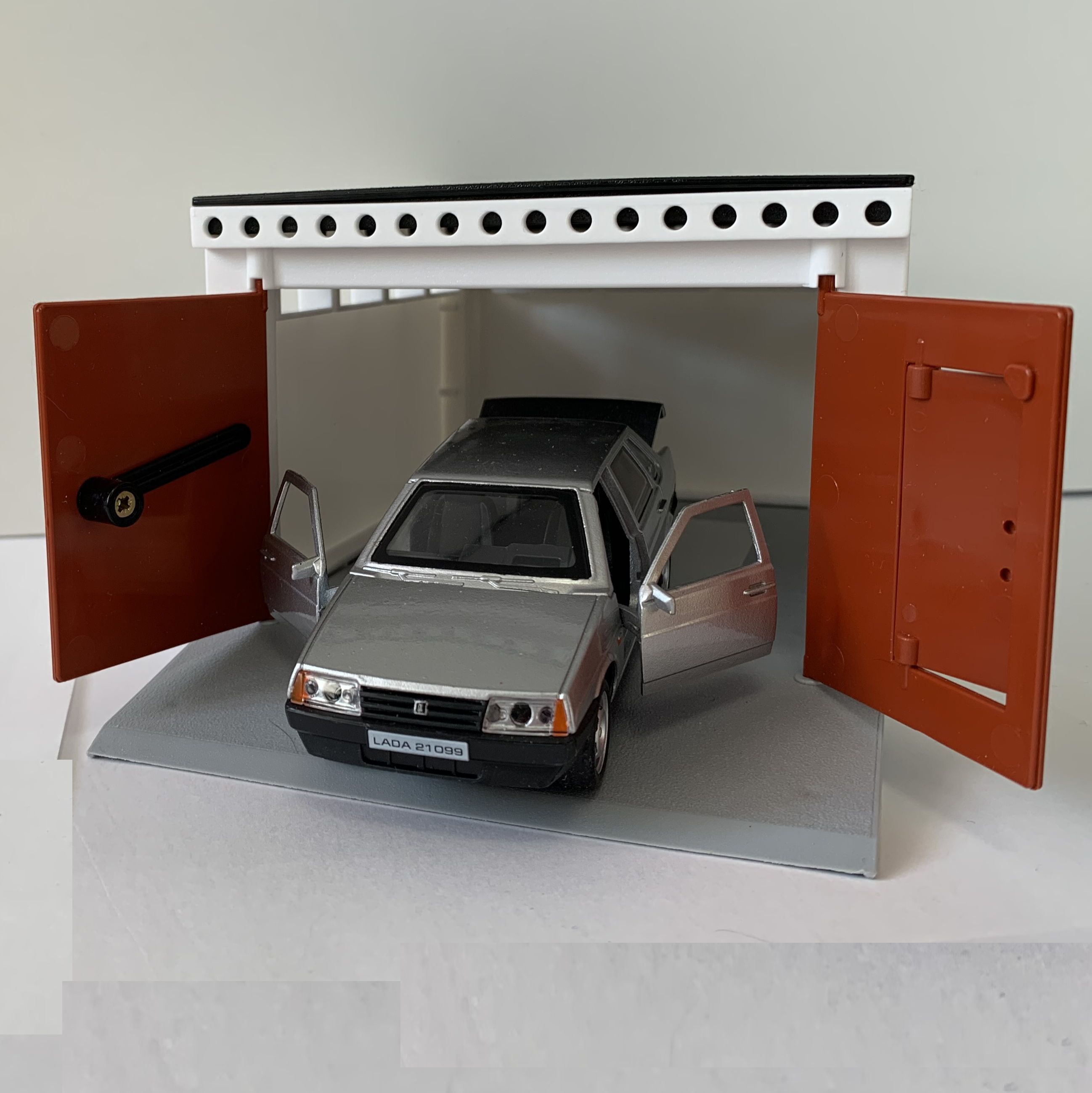 Металлическая машинка игрушка модель LADA 21099 СЕРЕБРИСТАЯ в ретро гараже с распашными воротами 21 см