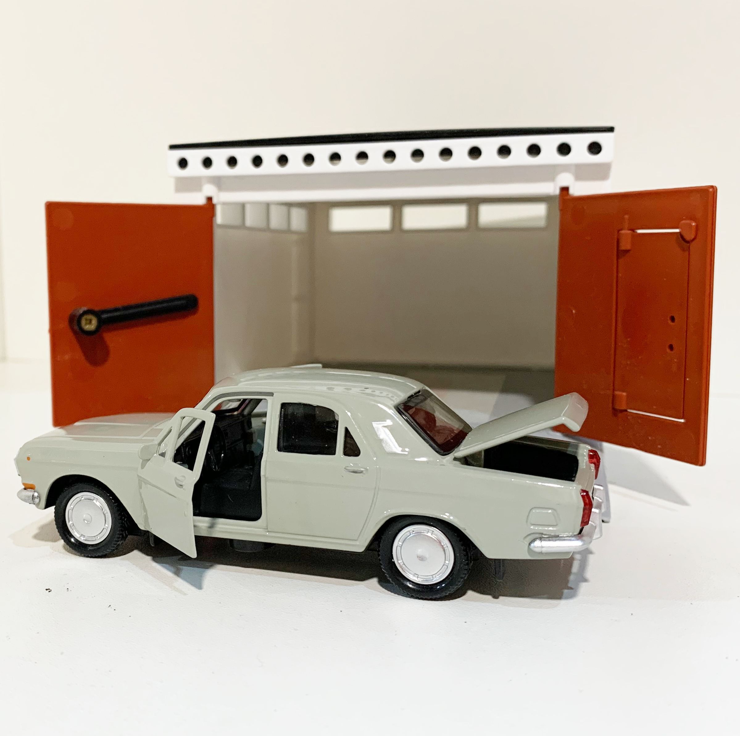 Металлическая инерционная машинка ВОЛГА ГАЗ 2401 седан бежевая - ретро модель СССР