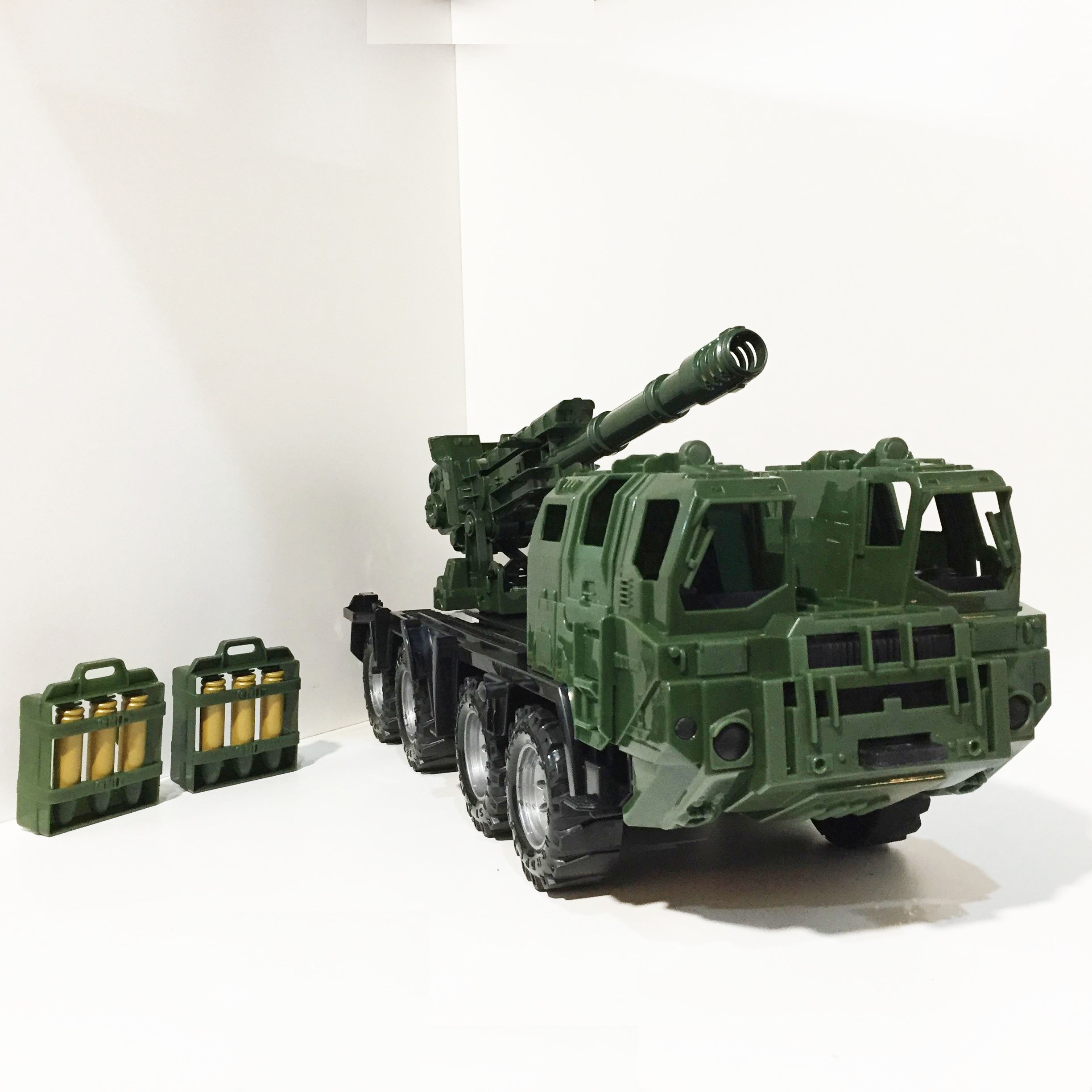Игрушечная большая стреляющая военная пушка - самоходная артиллерийская установка