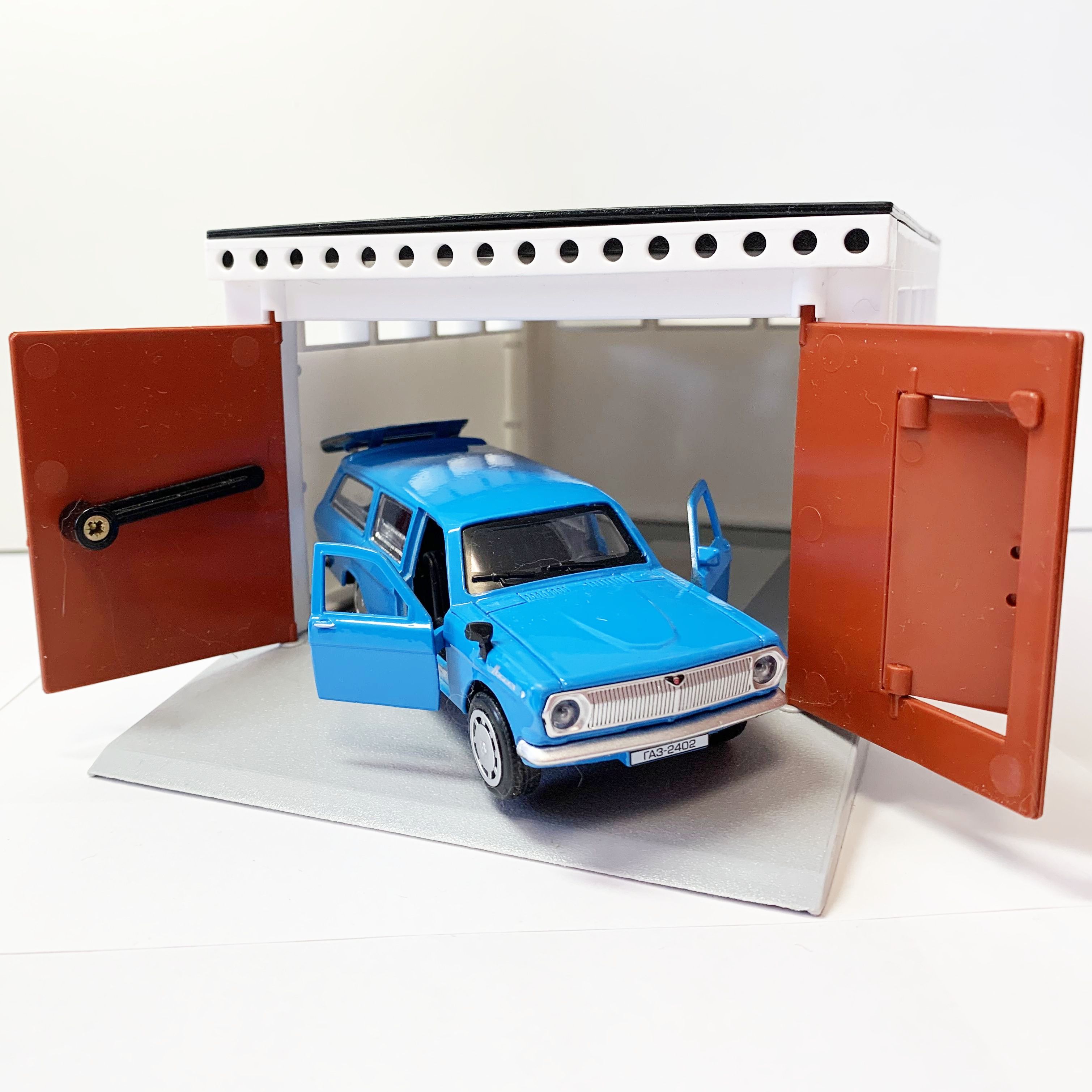 Гараж с распашными воротами и металлическая инерционная машинка Волга универсал 2402 с открывающимися дверями 12 см - голубая