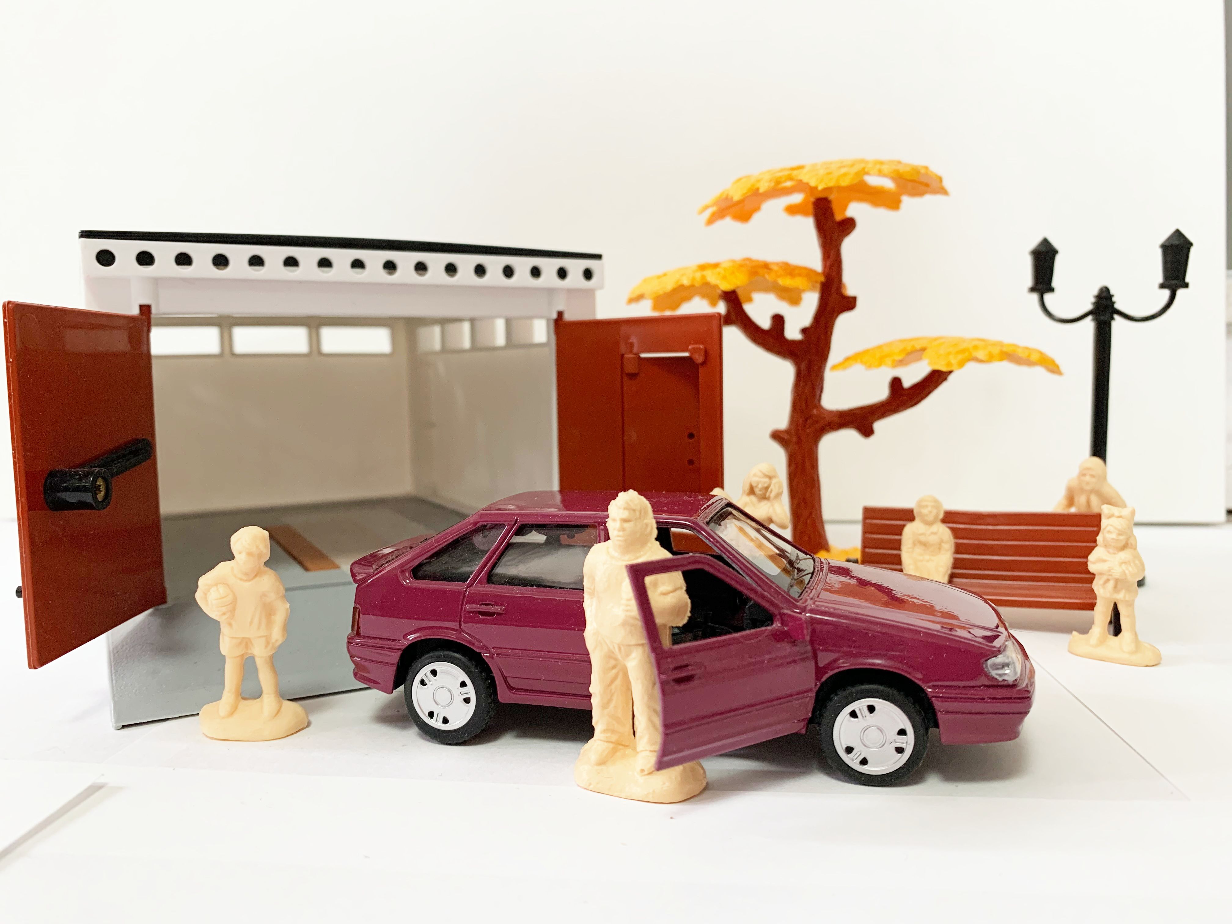 Гараж с распашными воротами и металлическая инерционная машинка ВАЗ 2114 с открывающимися дверями и багажником бордовая с 6-ю фигурками людей