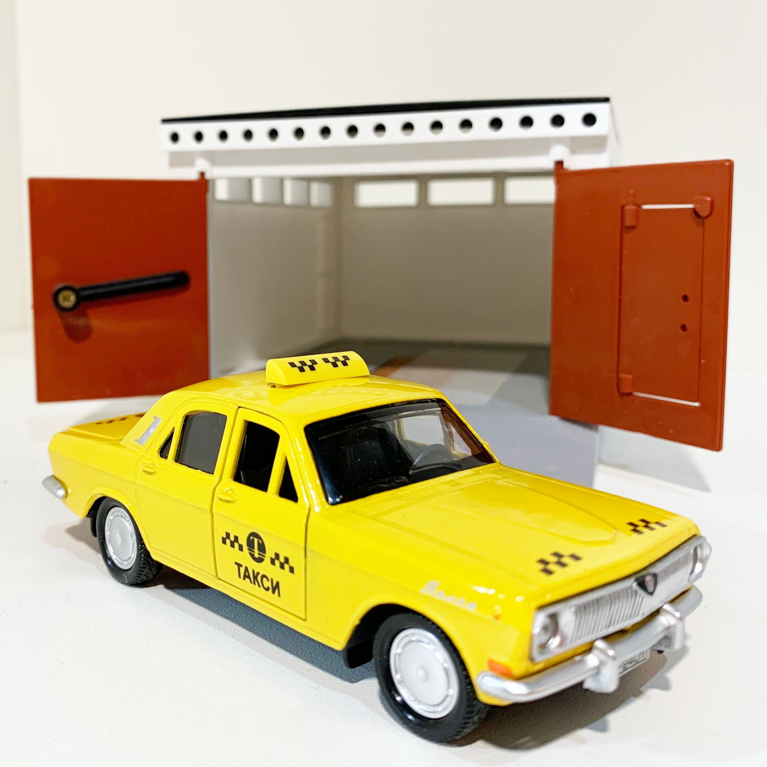 Гараж с распашными воротами и желтая Волга ГАЗ 2401 седан, метал., инерц., откр. дверей