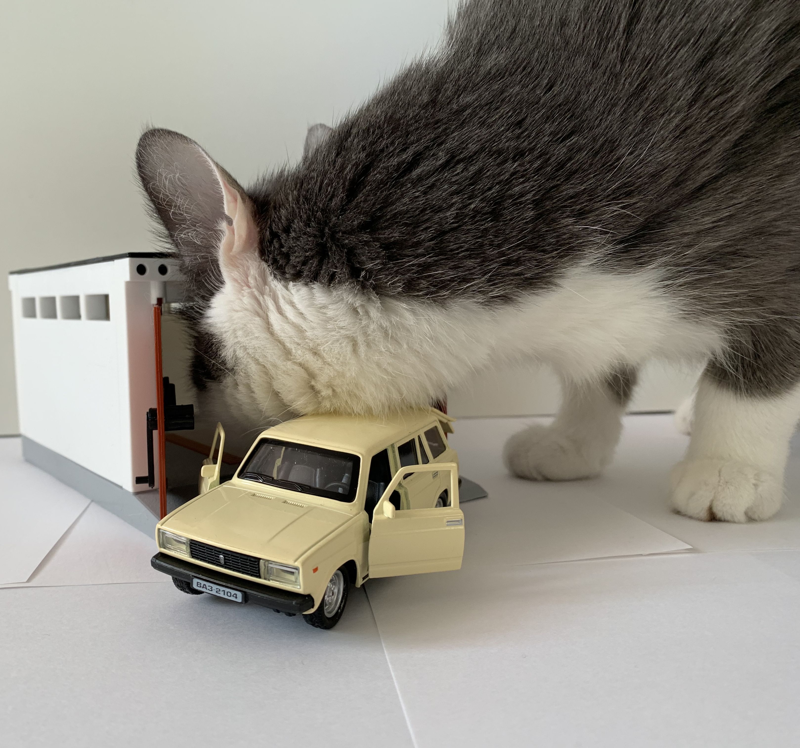 Игрушечный разборный гараж с распашными воротами 21 см и металлическая инерционная машинка 2104 с открывающимися дверями 12 см-бежевая