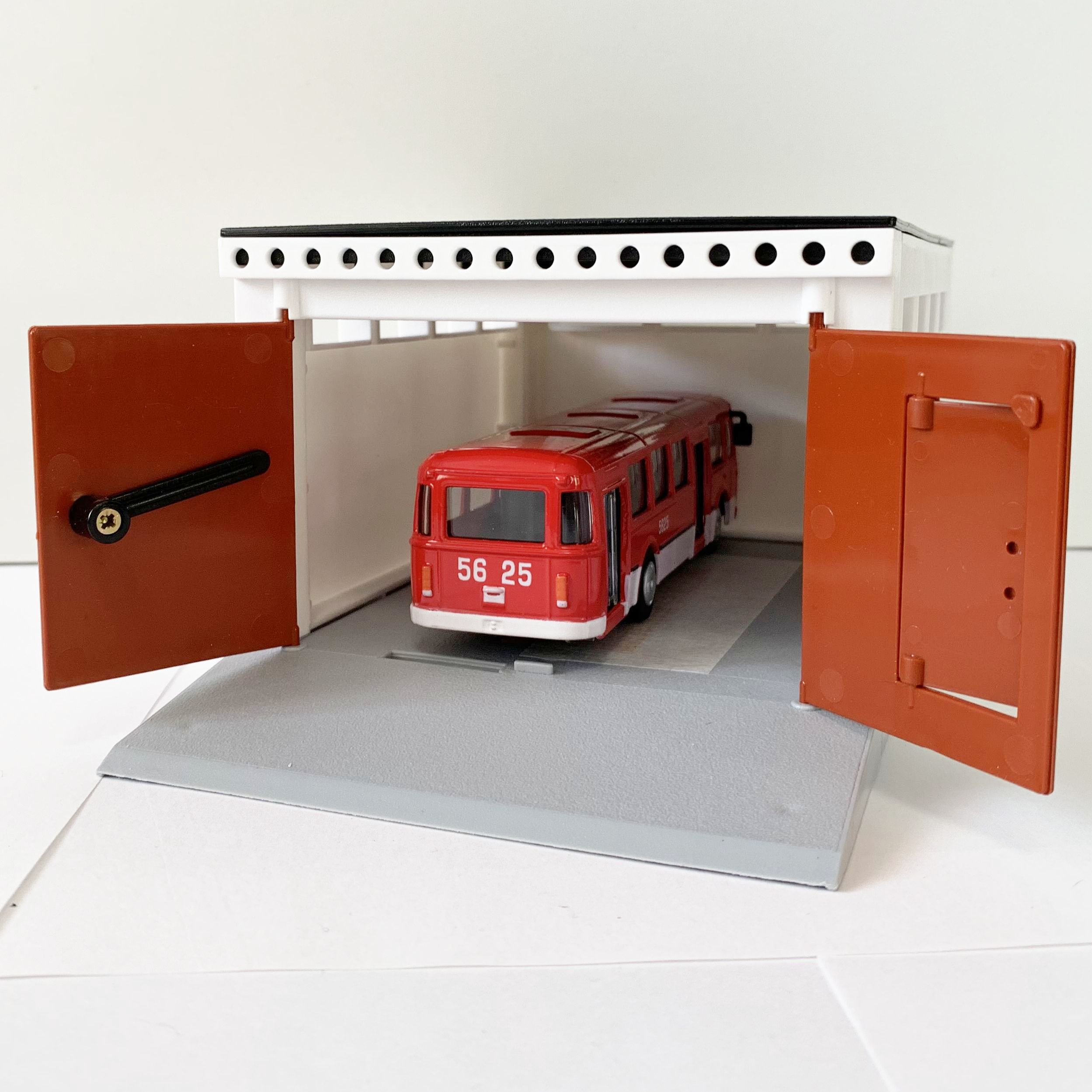 Гаражный бокс - автобус 15 см с металлическим кузовом и инерционным моторчиком  красный