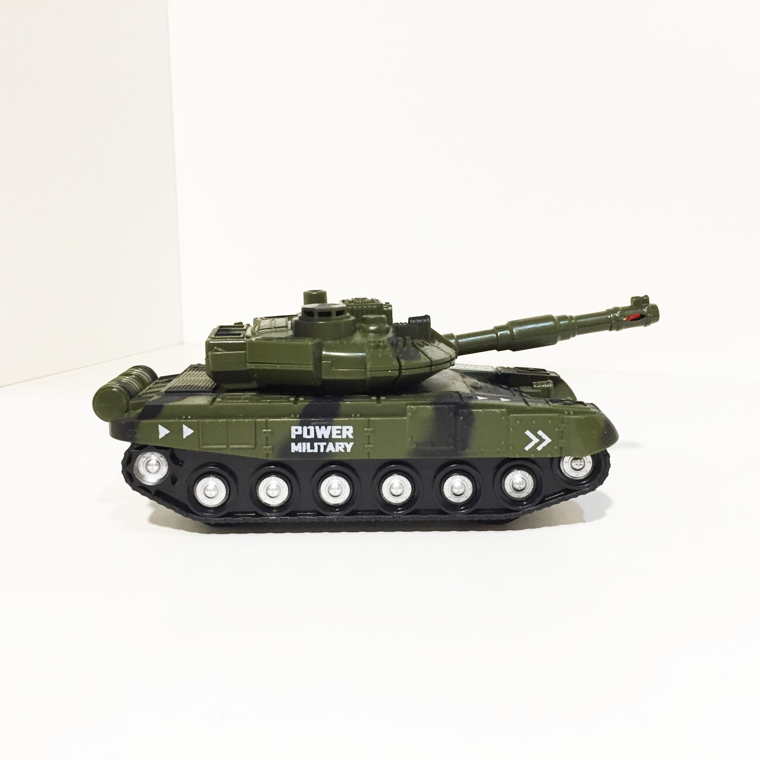 Детский игрушечный танк со звуком и светом и динамо-инерционным механизмом -21 см