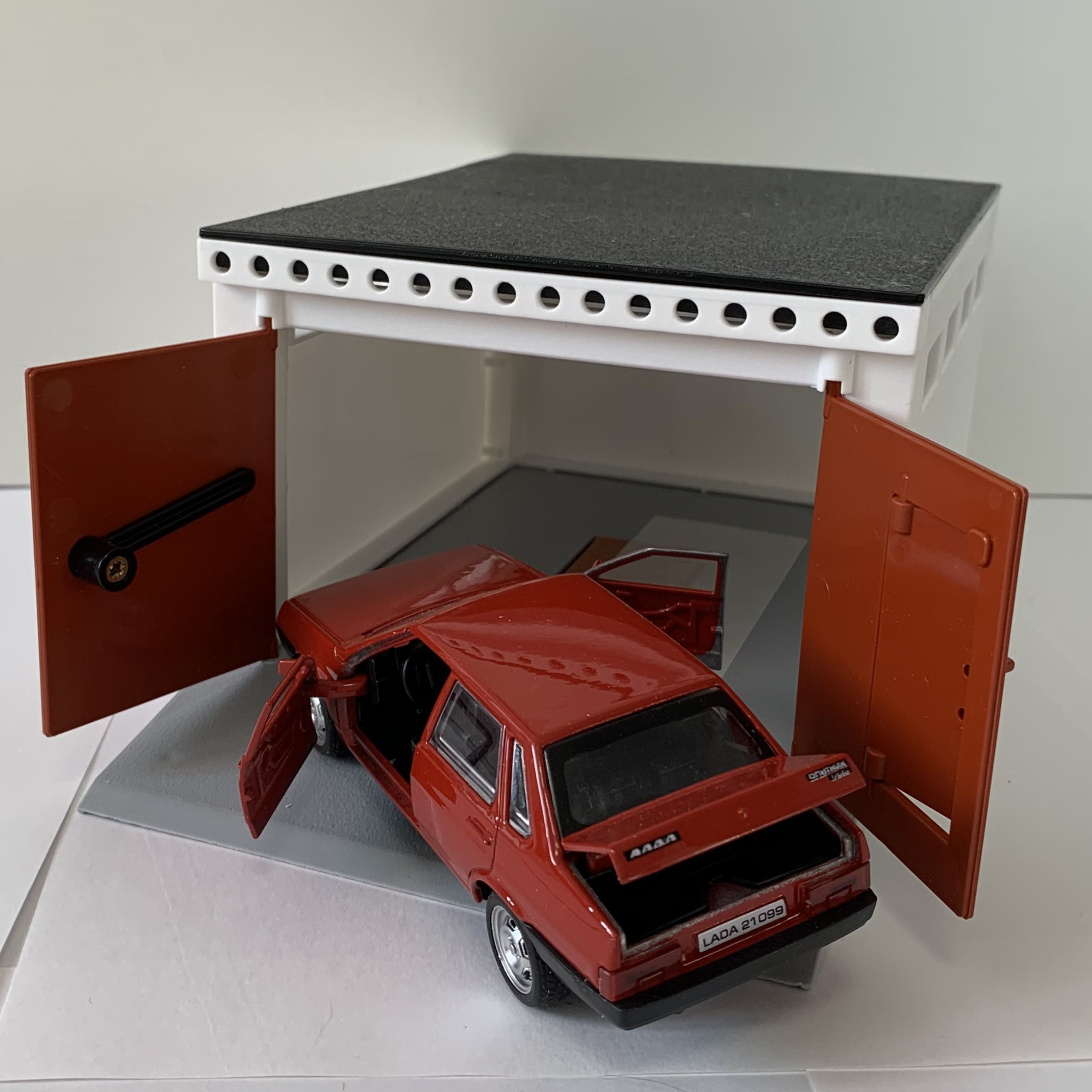 Металлическая машинка игрушка модель LADA 21099 КРАСНАЯ в ретро гараже с распашными воротами 21 см