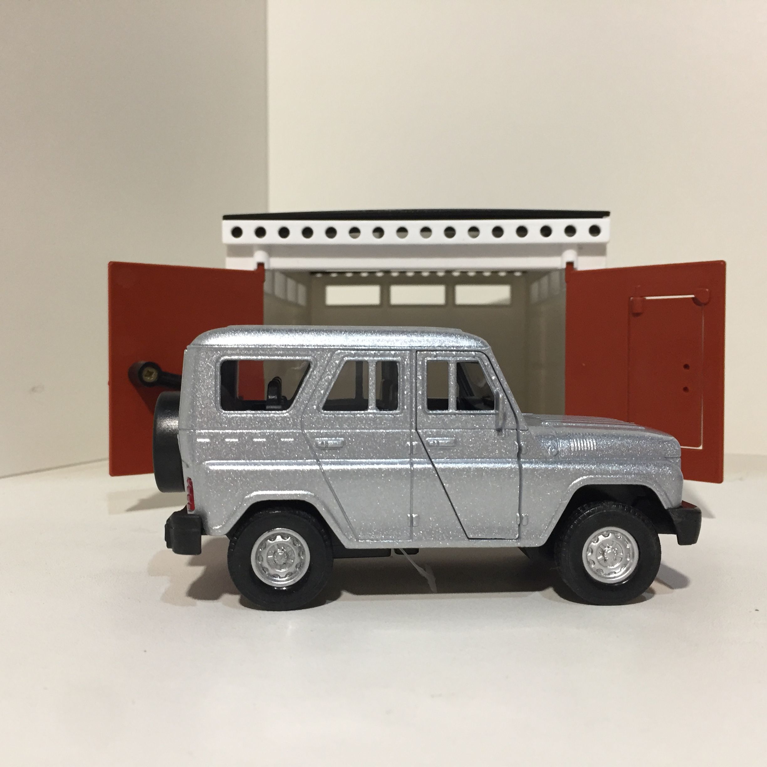 Гараж с распашными воротами - УАЗ Хантер серебристый - металл, инерция, открытие дверей, багажника