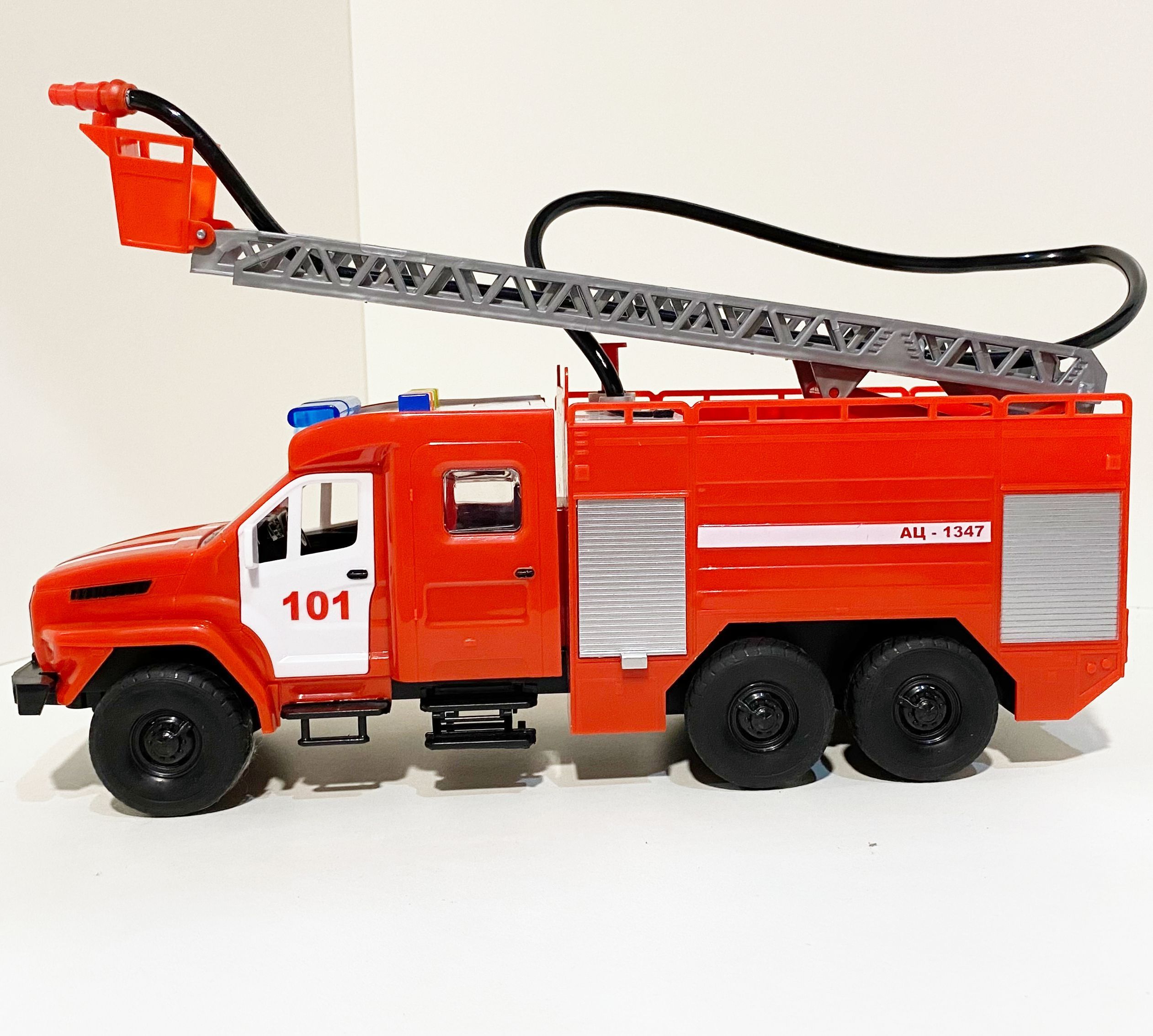 Реалистичная пожарная машина 28 см с цистерной и насосом для разбрызгивания воды свет, звук, инерция