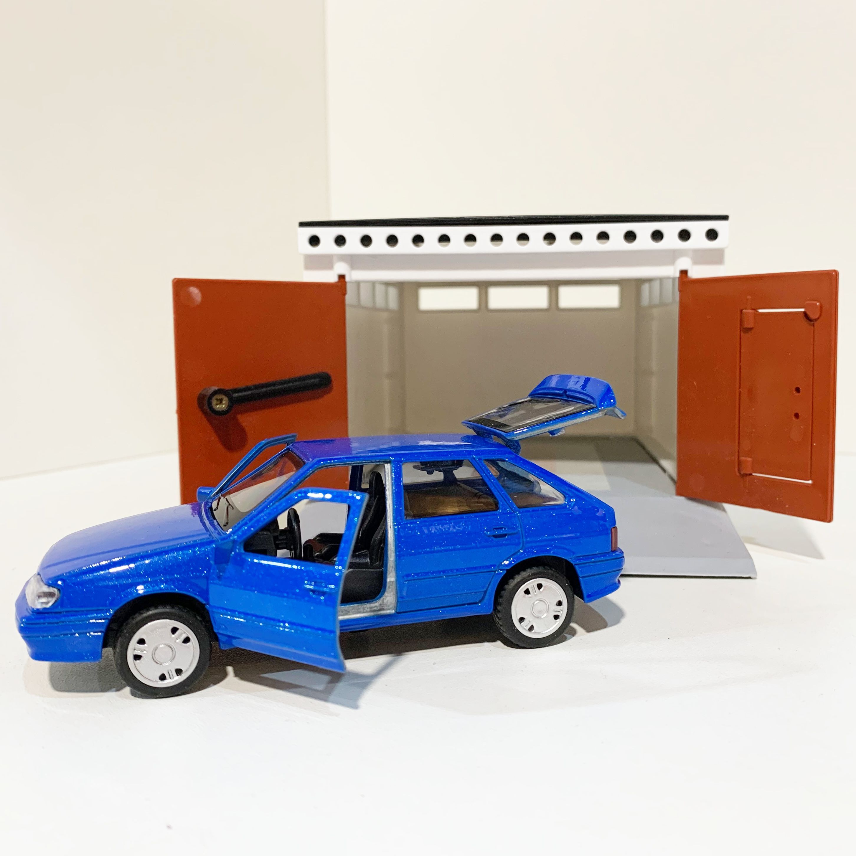 Гараж с распашными воротами и металлическая инерционная машинка ВАЗ 2114 с открывающимися дверями и багажником синяя