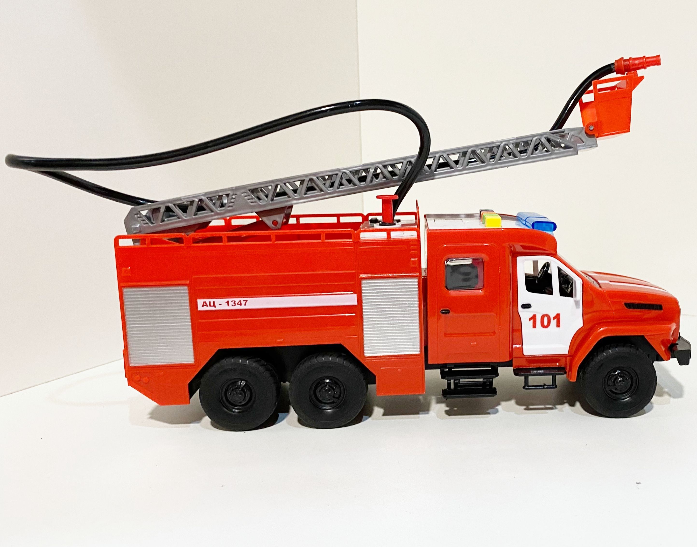 Реалистичная пожарная машина 28 см с цистерной и насосом для разбрызгивания воды свет, звук, инерция