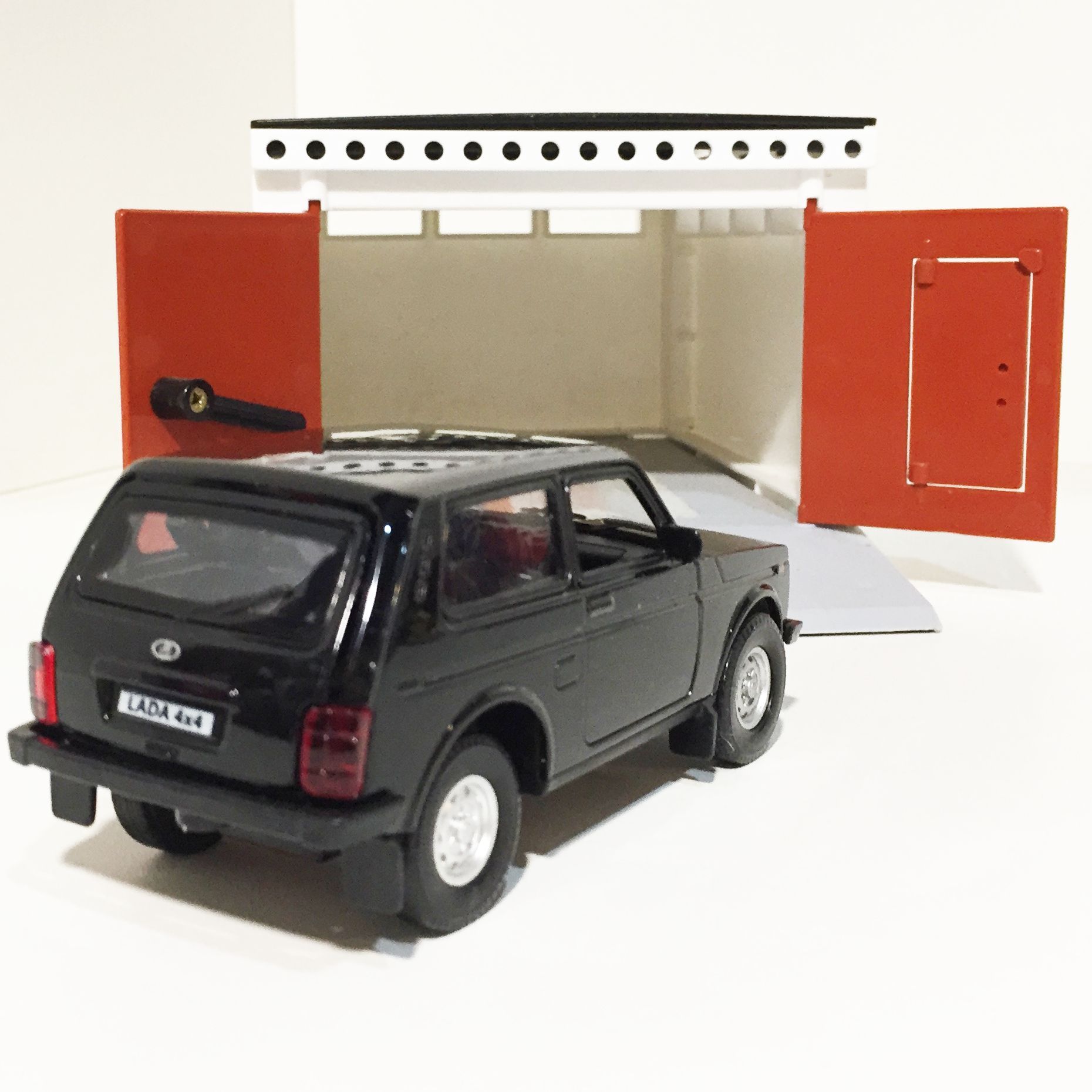 Гараж с распашными воротами - Lada Niva 2121 черная - металл, инерция, открытие дверей, багажника