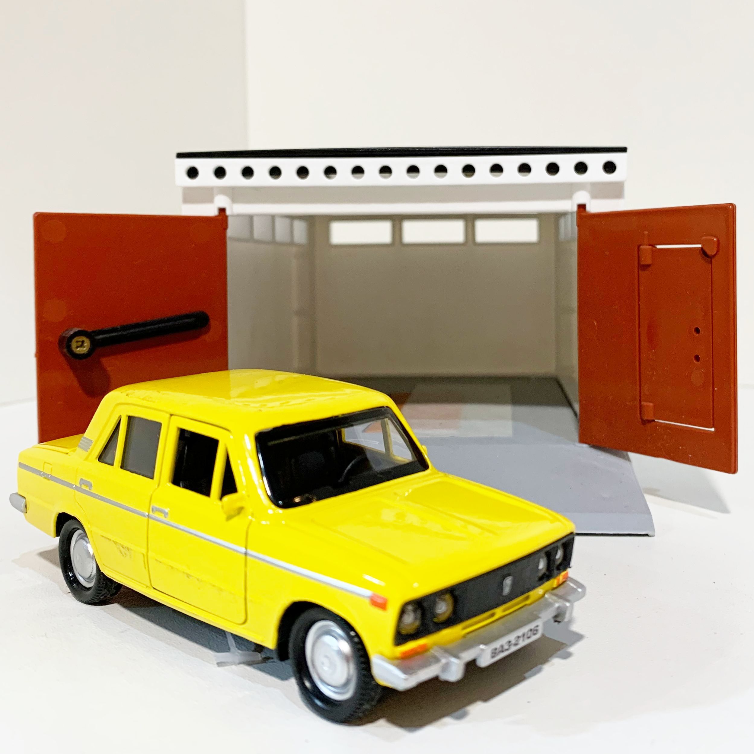 Гараж с распашными воротами и металлическая инерционная машинка ВАЗ 2106 с открывающимися дверями и багажником желтая