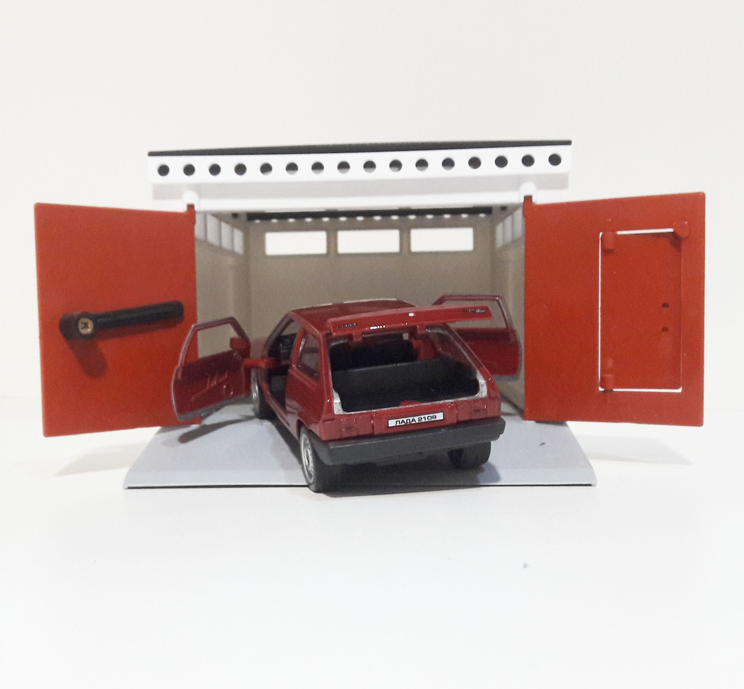 Гараж разборный и металлическая машинка 12 см с инерционным механизмом и открывающимися дверями вишневая