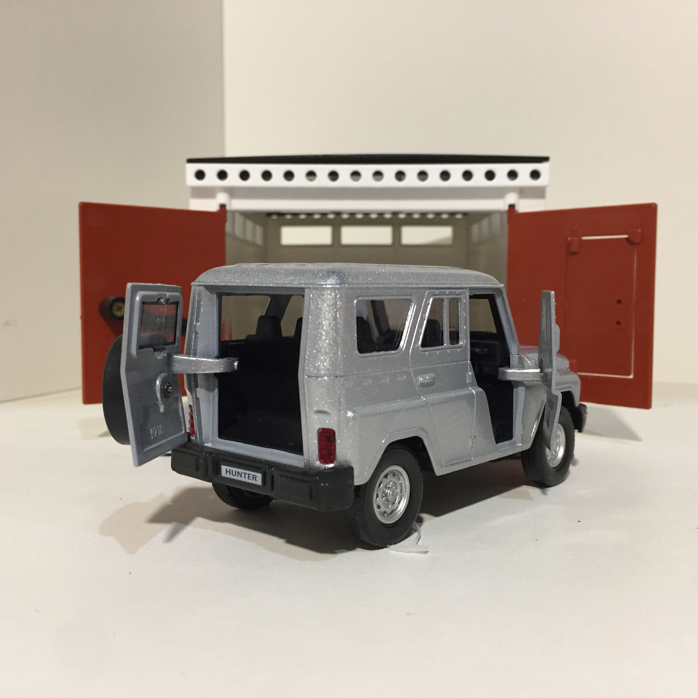 Гараж с распашными воротами - УАЗ Хантер серебристый - металл, инерция, открытие дверей, багажника