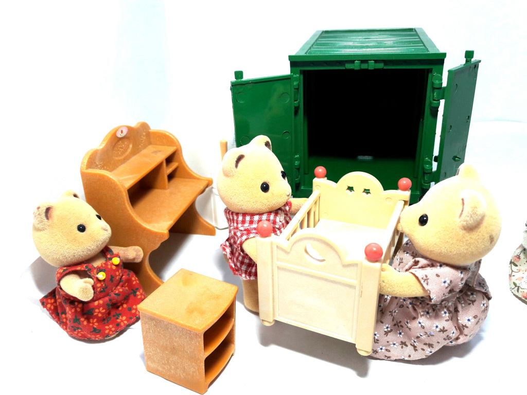 Смотрите, как семейка Сюльвания переезжает в новый дом и перевозить мебель. Смотрите, как семейка Сюльвания переезжает в новый дом и перевозить мебель.