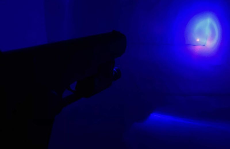 У пистолета имеется светодиодный фонарик и лазерный прицел. igrushka-pnevmaticheskij-pistolet-s-lazernym-pricelom-04.jpg