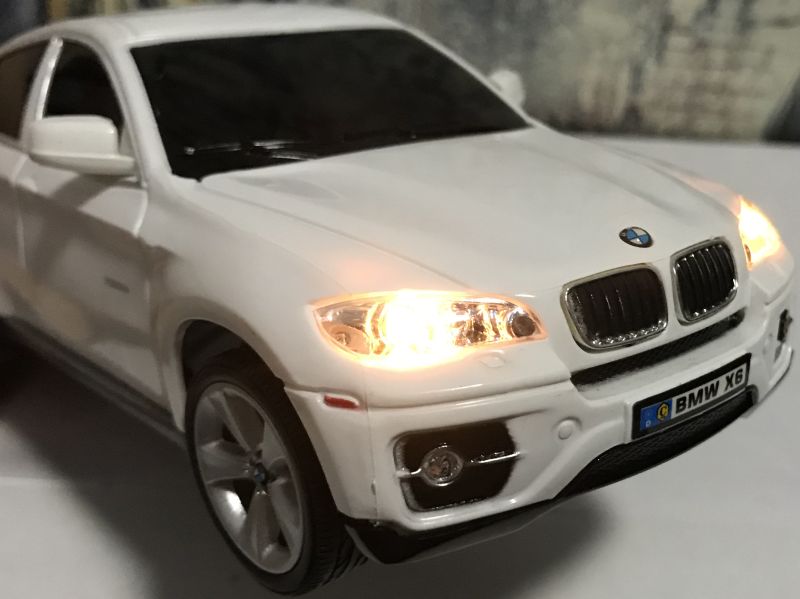При движении загораются передние фары igrushechnaya-mashinka-na-pulte-upravleniya-bmw-x6-04.jpg