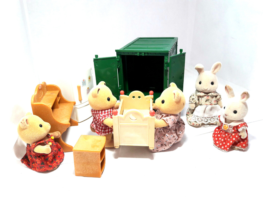 Смотрите, как семейка Сюльвания переезжает в новый дом и перевозить мебель. Смотрите, как семейка Сюльвания переезжает в новый дом и перевозить мебель.